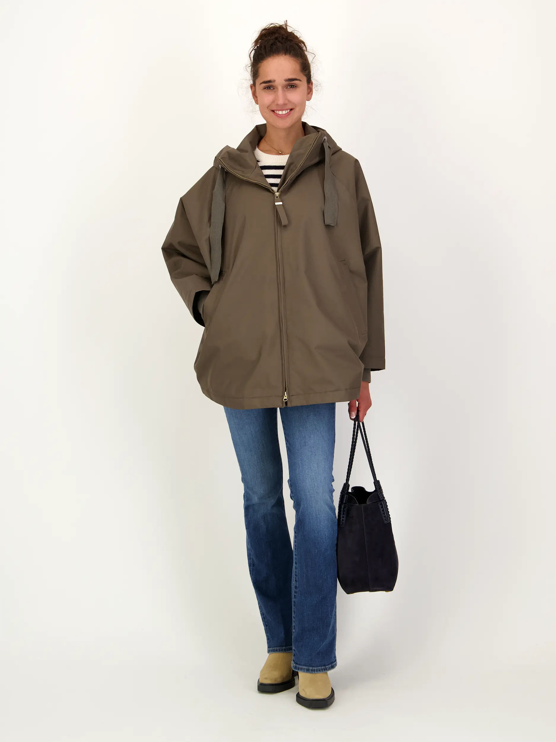 Jacke 'Pure' - Artikel Teil eines Outfits getragen von einem Modell - Farbe: Grau