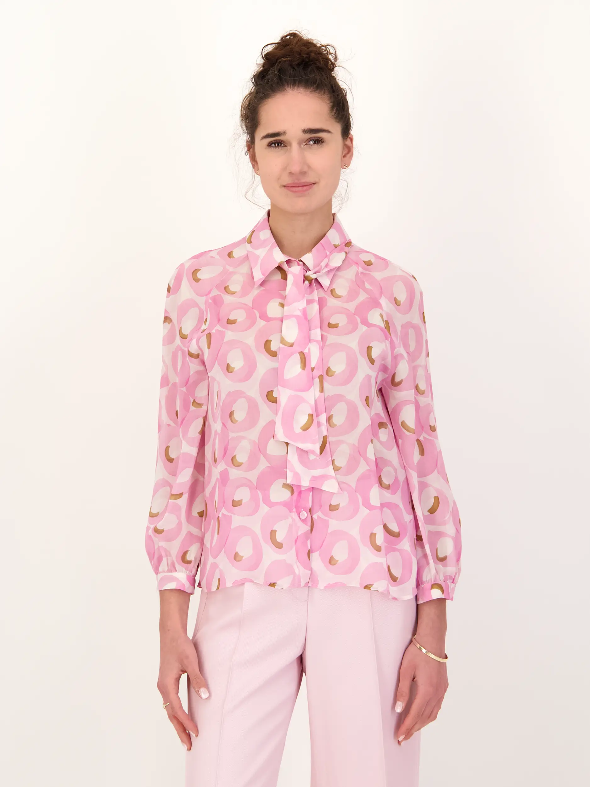 Bluse langarm - Artikel Vorderseite getragen von einem Modell - Farbe: Rosa&Pink