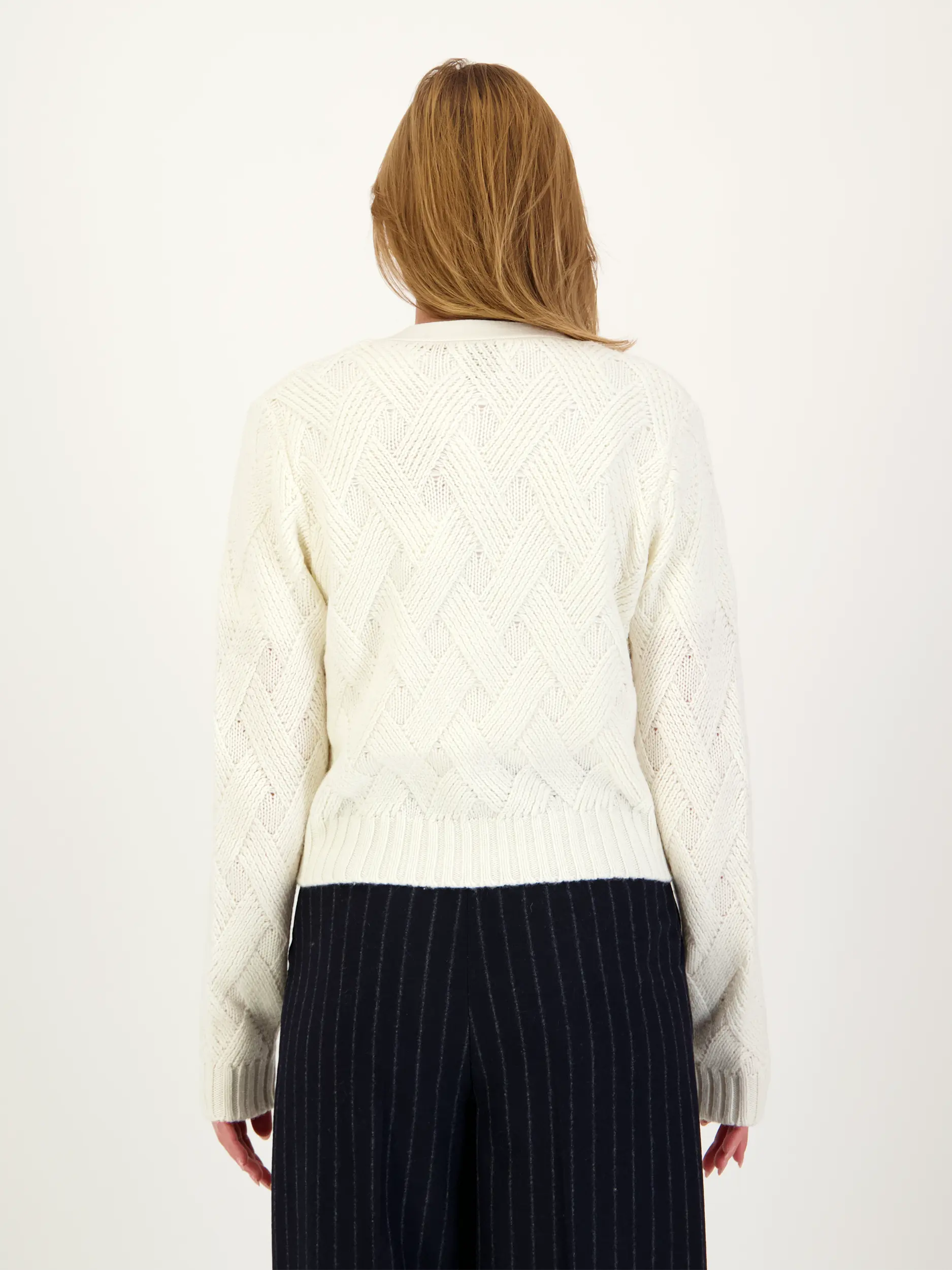 Strickjacke aus Wolle - Artikel Rückseite getragen von einem Modell - Farbe: Creme