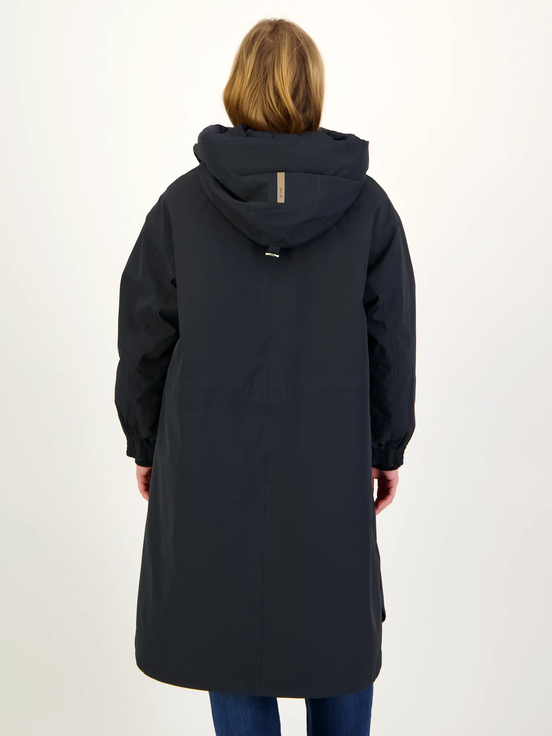 Mantel 'Akira' - Artikel Rückseite getragen von einem Modell - Farbe: Blau