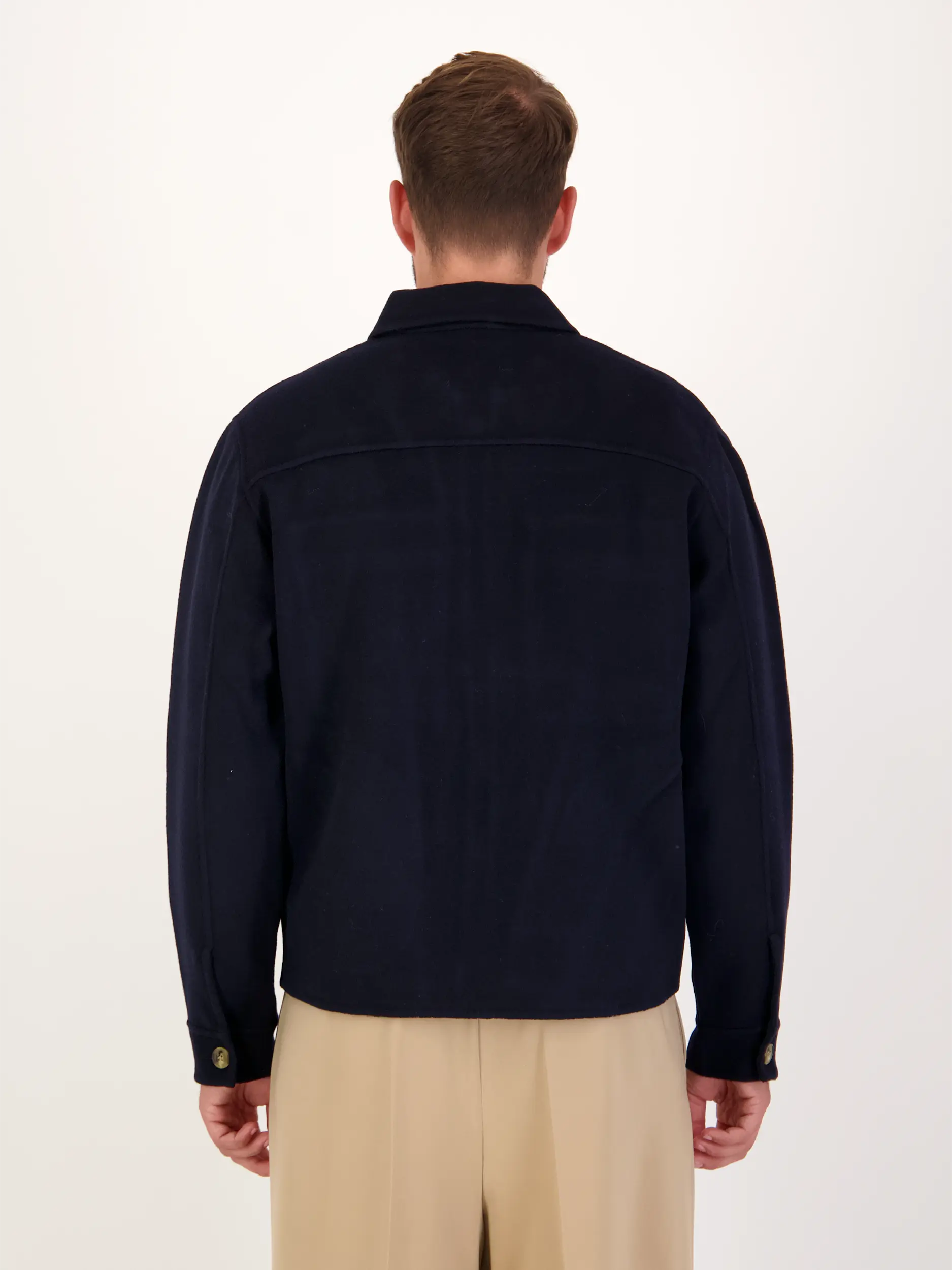 Overshirt 'Alban' aus Wolle - Artikel Rückseite getragen von einem Modell - Farbe: Blau
