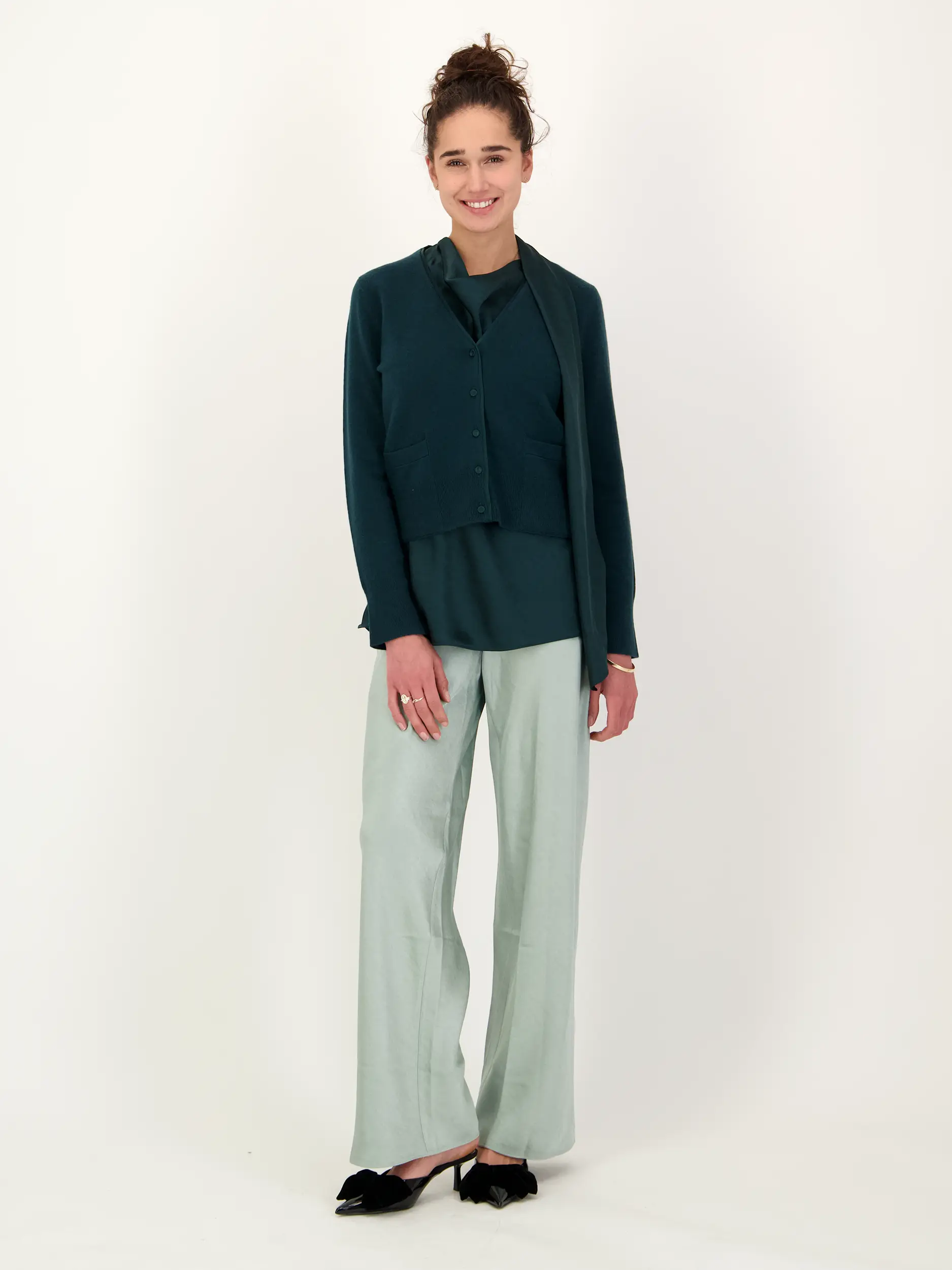 Strickjacke langarm - Artikel Teil eines Outfits getragen von einem Modell - Farbe: Grün