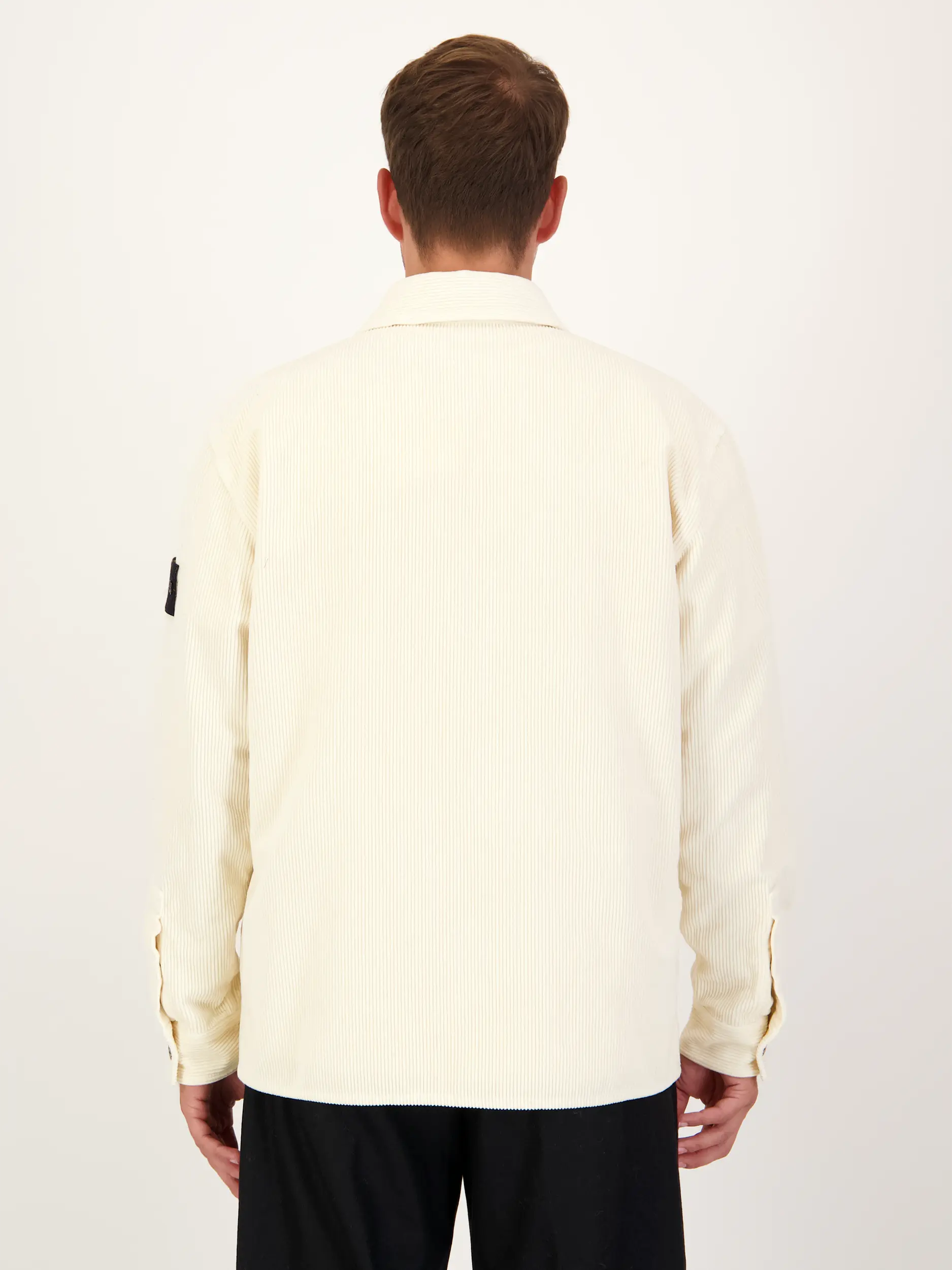 Cord Overshirt - Artikel Rückseite getragen von einem Modell - Farbe: Creme