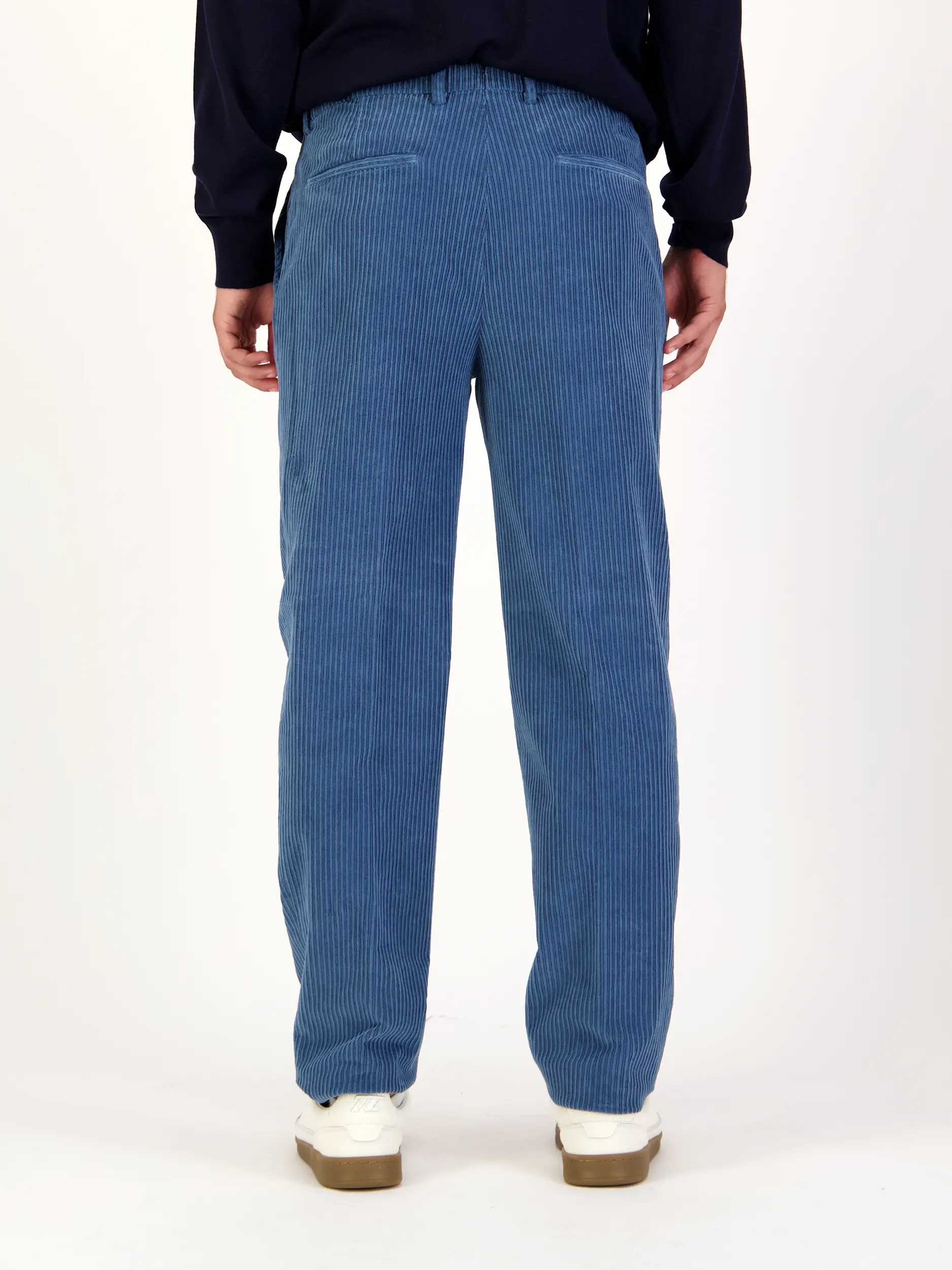 Cordhose 'Silvio' - Artikel Rückseite getragen von einem Modell - Farbe: Blau
