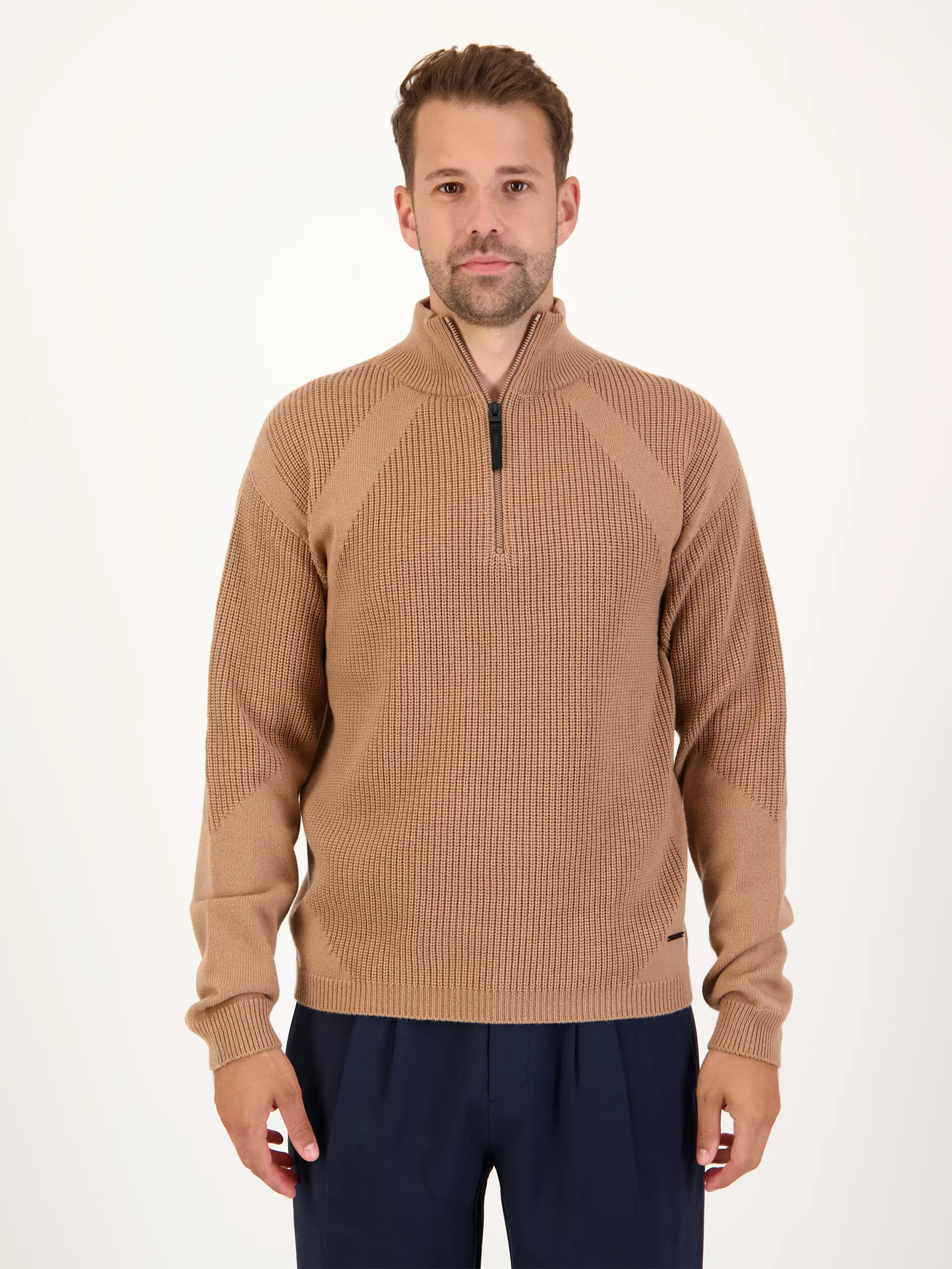 Pullover 'Flint' aus Woll-Mix langarm - Artikel Vorderseite getragen von einem Modell - Farbe: Braun