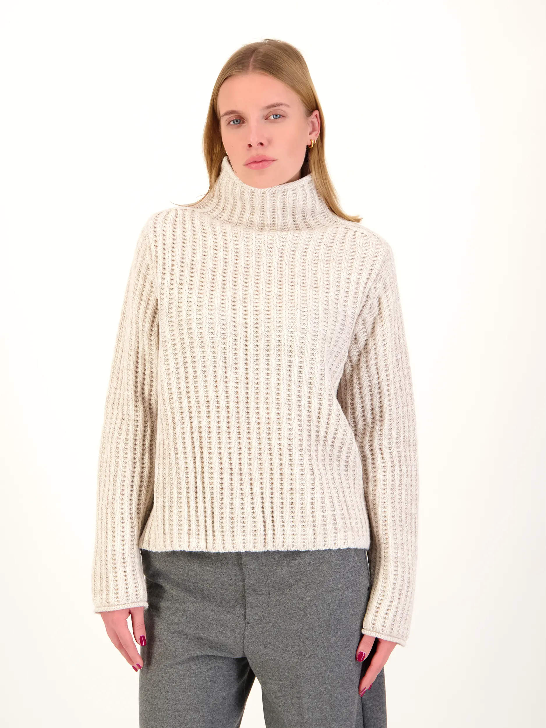Pullover 'Varisa' langarm - Artikel Vorderseite getragen von einem Modell - Farbe: Beige