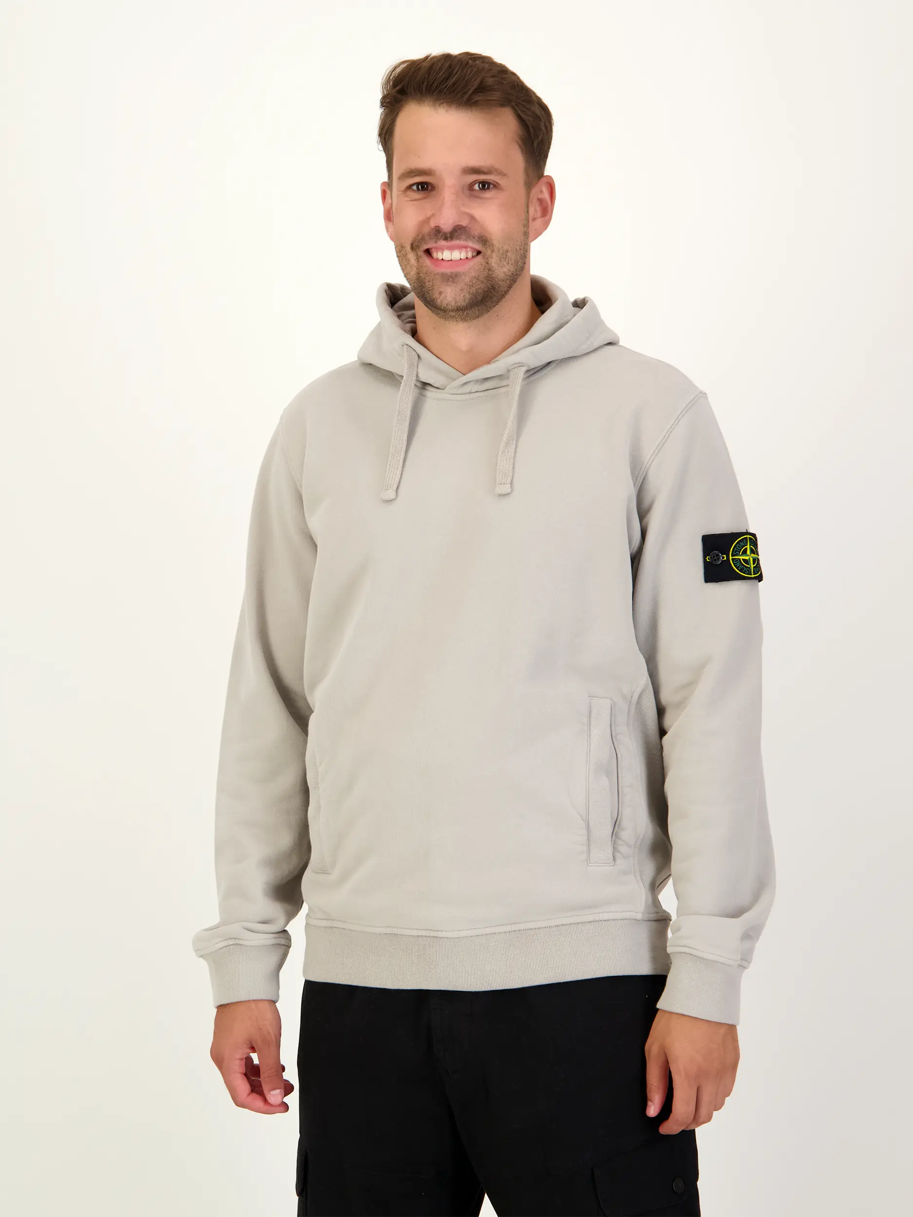 Sweatshirt - Artikel Vorderseite getragen von einem Modell