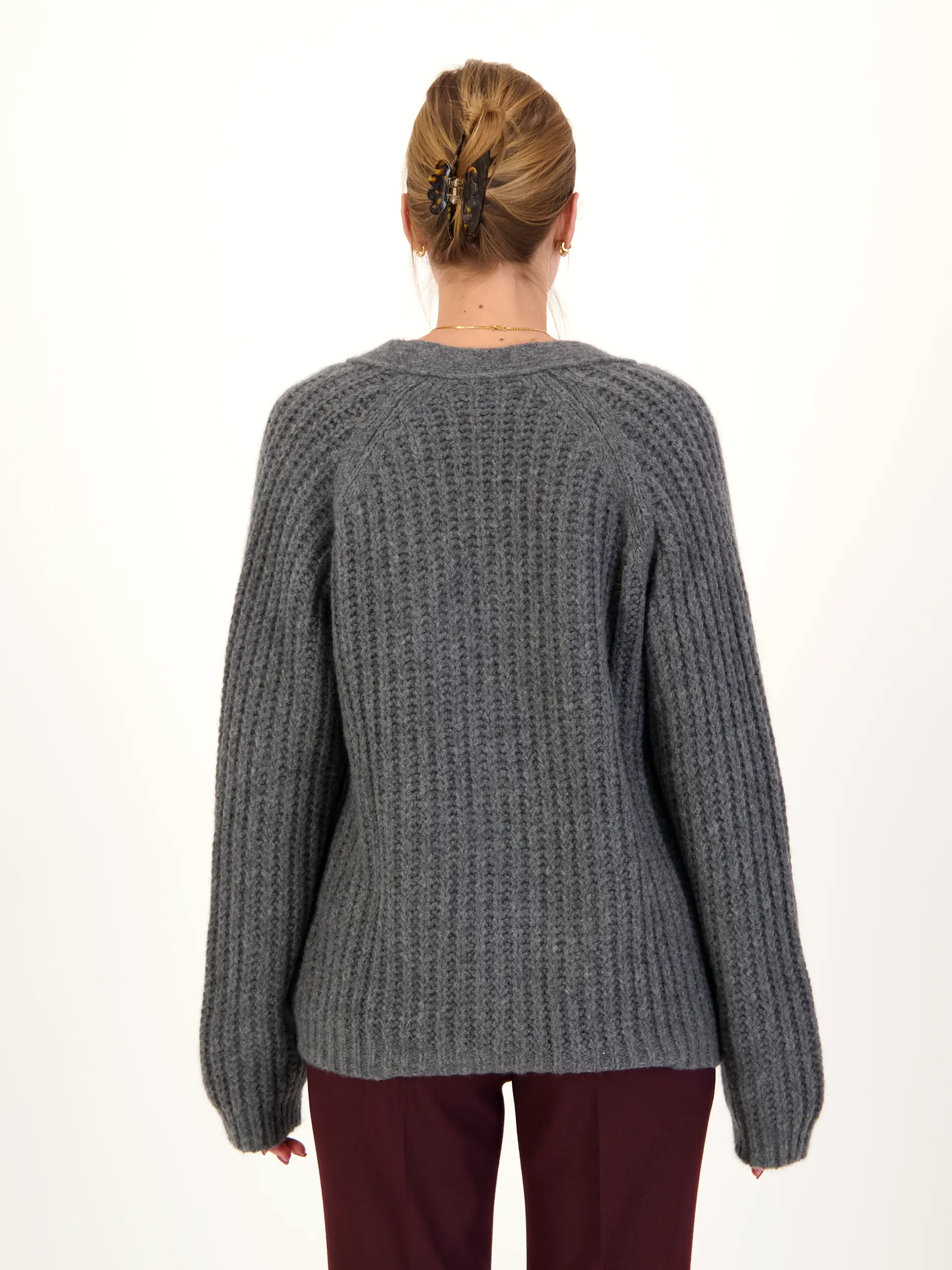 Strickjacke aus Kaschmir - Artikel Rückseite getragen von einem Modell - Farbe: Grau