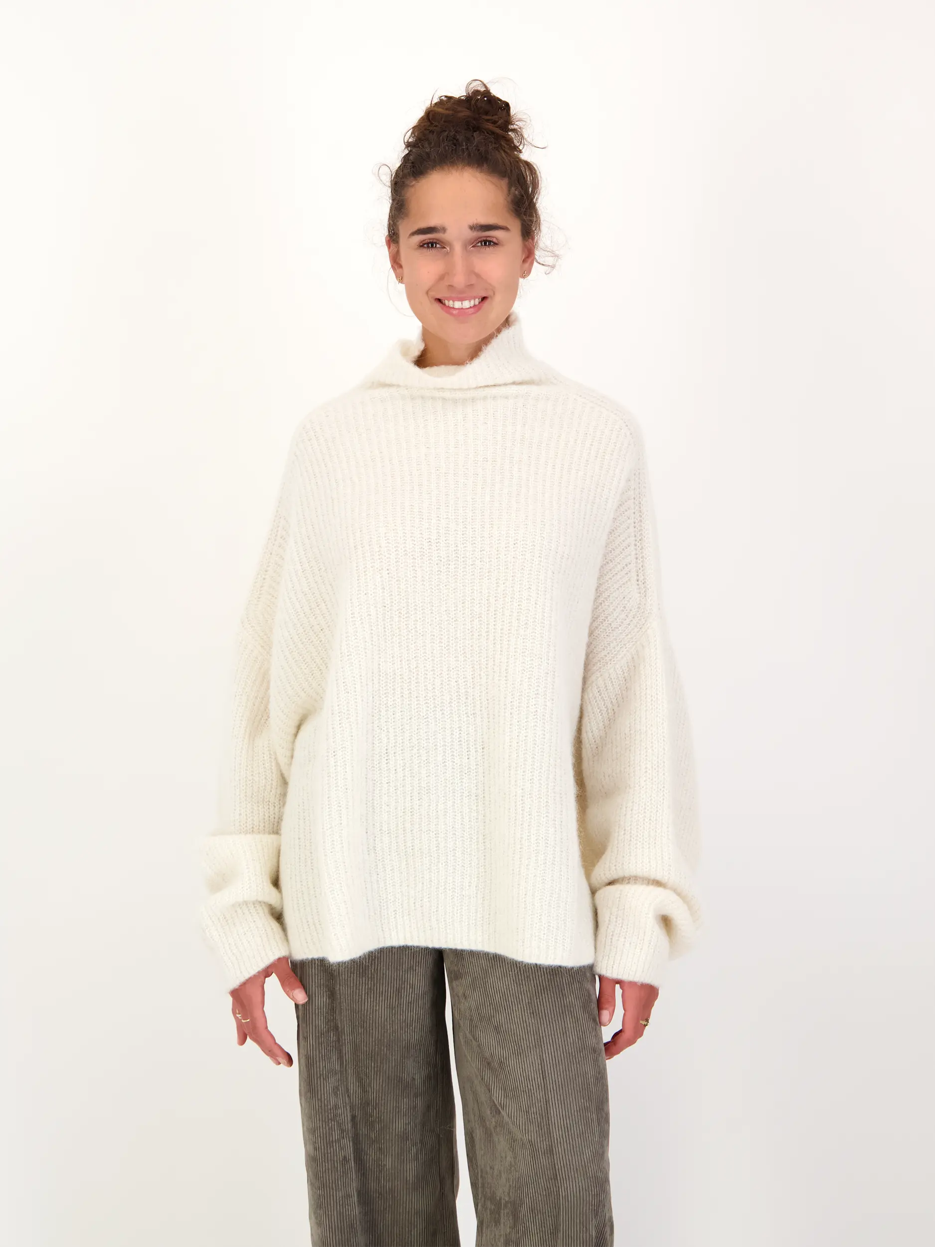 Gerippter Pullover 'Mara' langarm - Artikel Vorderseite getragen von einem Modell - Farbe: Creme