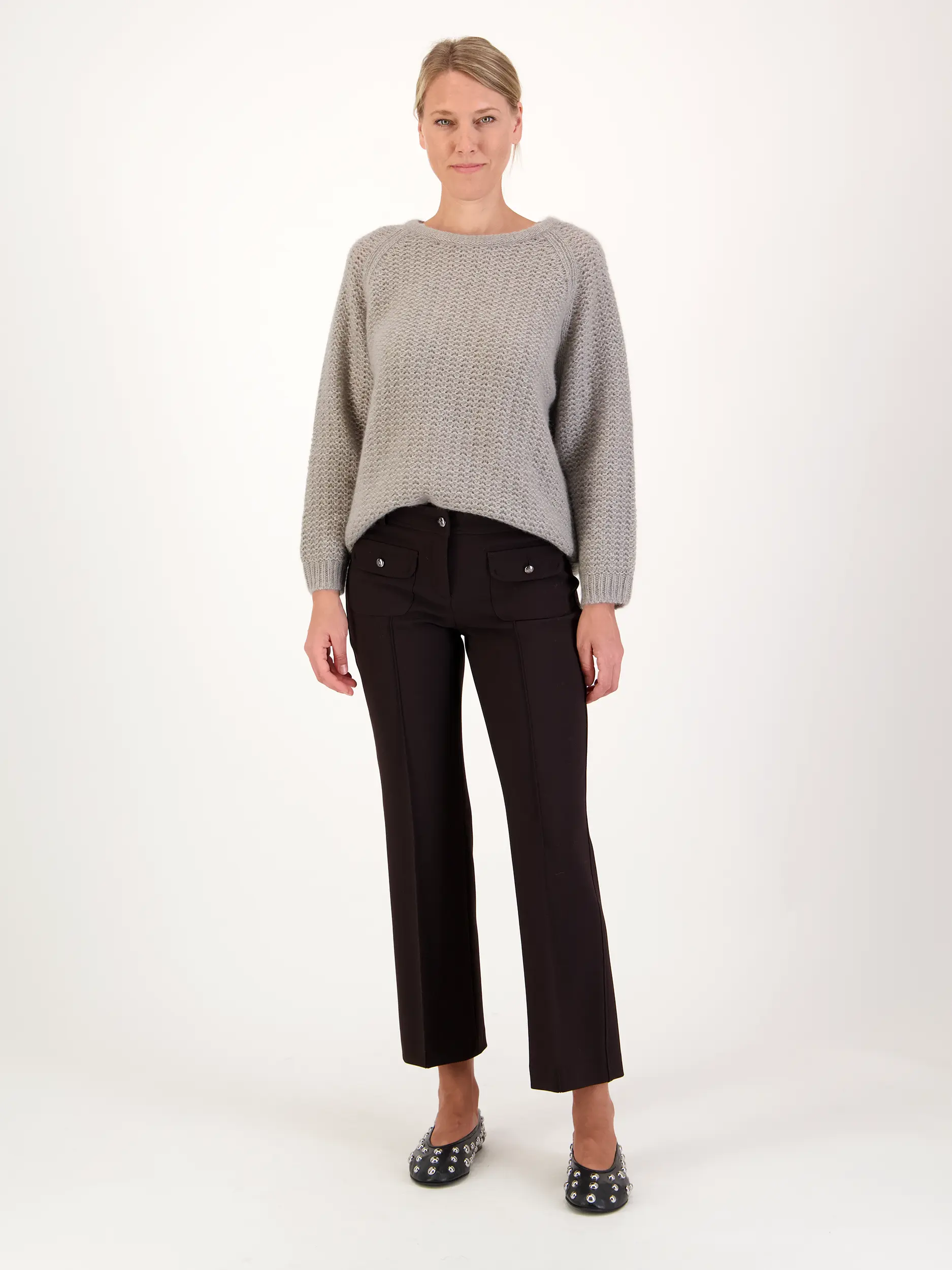 Bundfaltenhose 'Farah Patched Pocket' - Artikel Teil eines Outfits getragen von einem Modell - Farbe: Braun