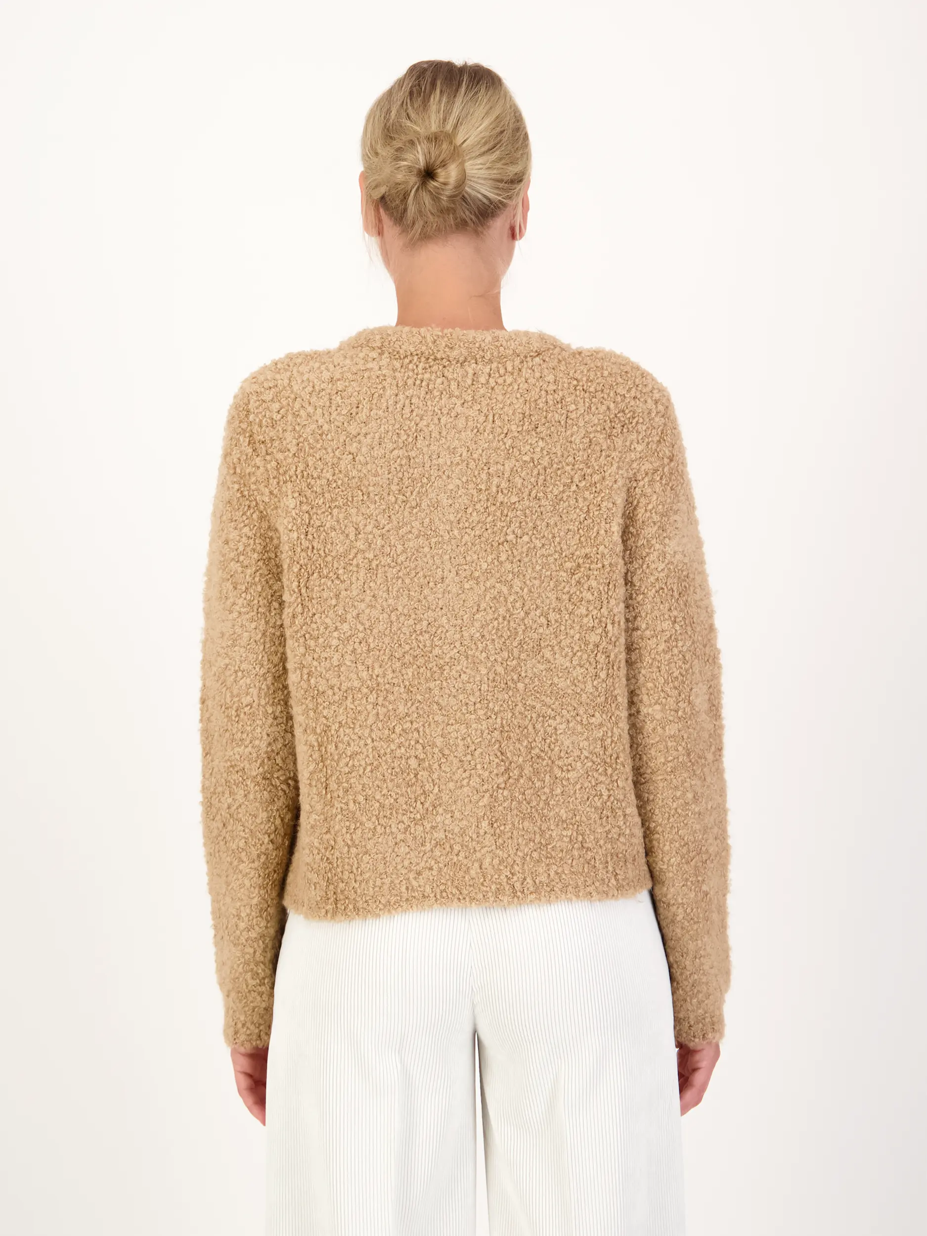 Strickjacke aus Alpaka-Mix - Artikel Rückseite getragen von einem Modell - Farbe: Braun