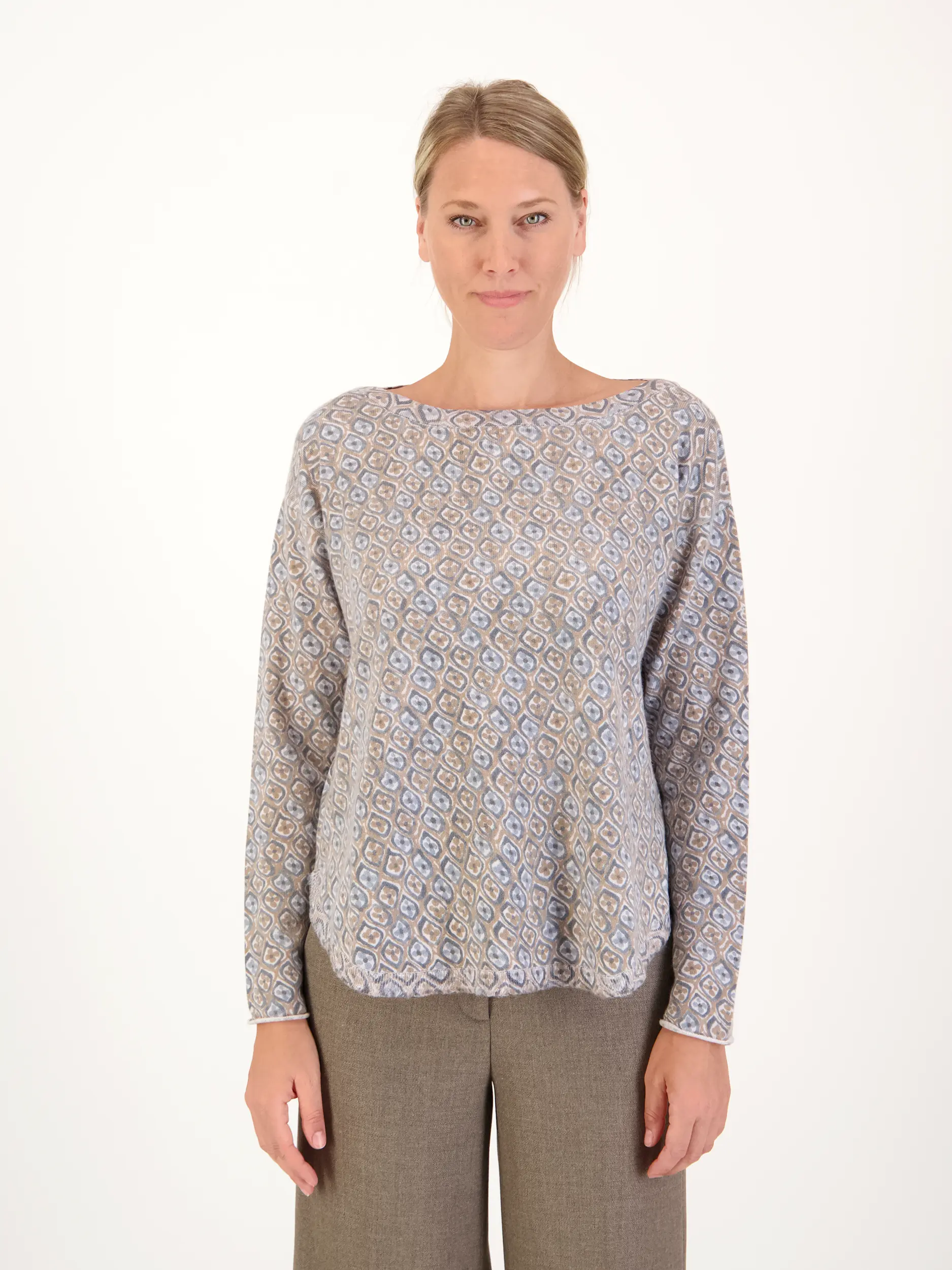 Gemusterter Pullover aus Kaschmir langarm - Artikel Vorderseite getragen von einem Modell - Farbe: Braun