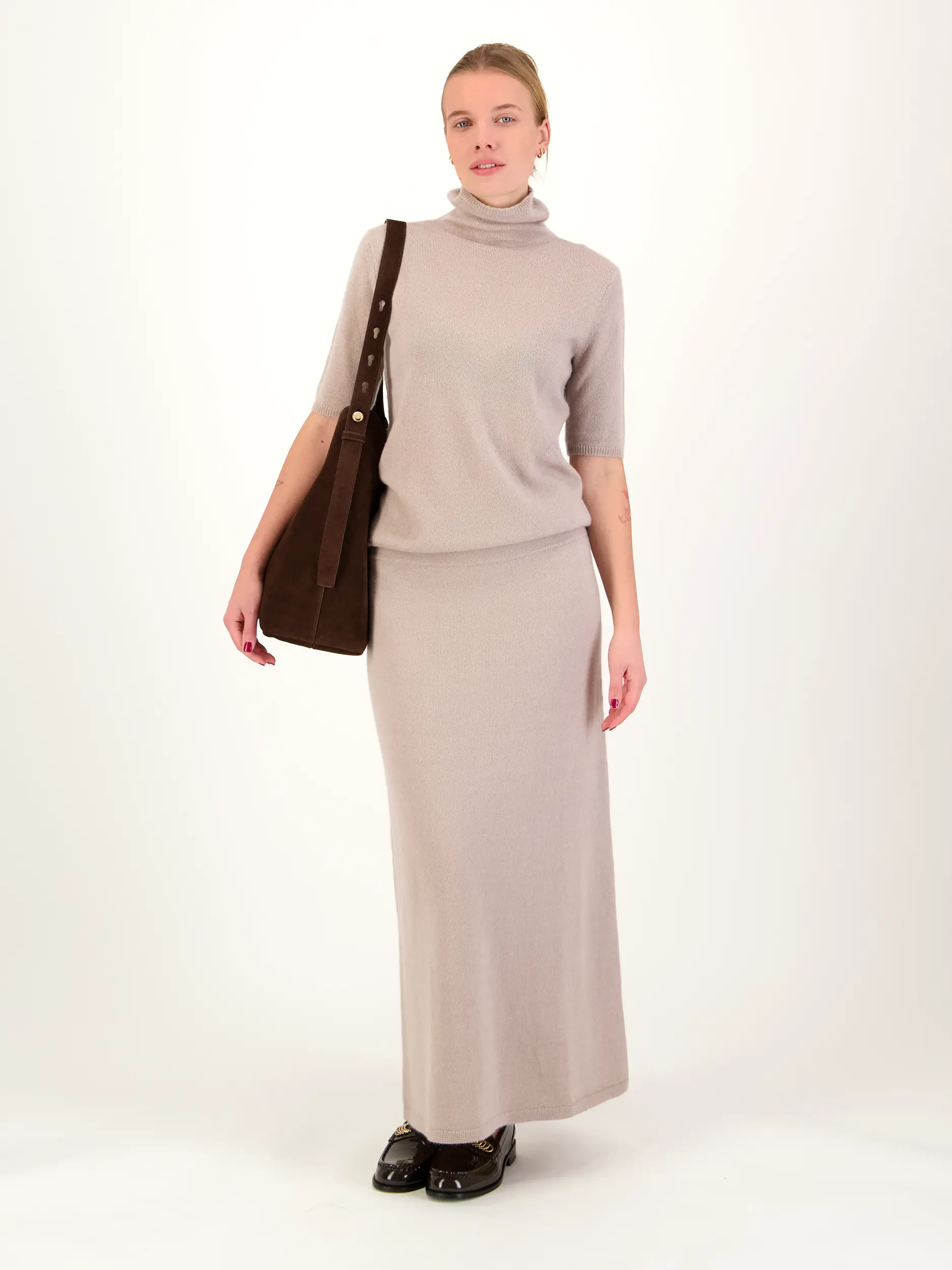Pullover aus Kaschmir kurzarm - Artikel Teil eines Outfits getragen von einem Modell - Farbe: Braun