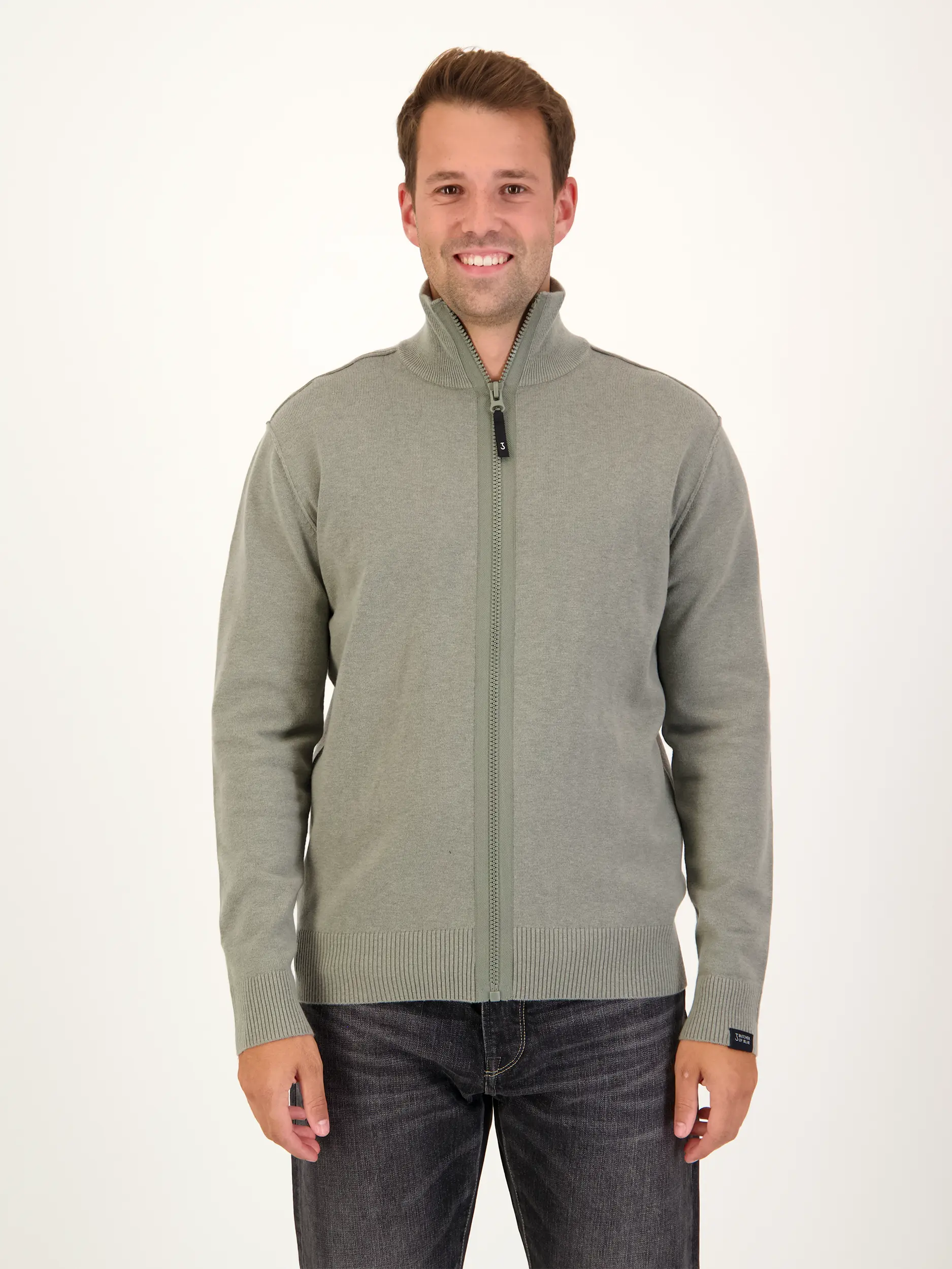 Strickjacke 'Clifden' aus Woll-Mix - Artikel Vorderseite getragen von einem Modell - Farbe: Grün