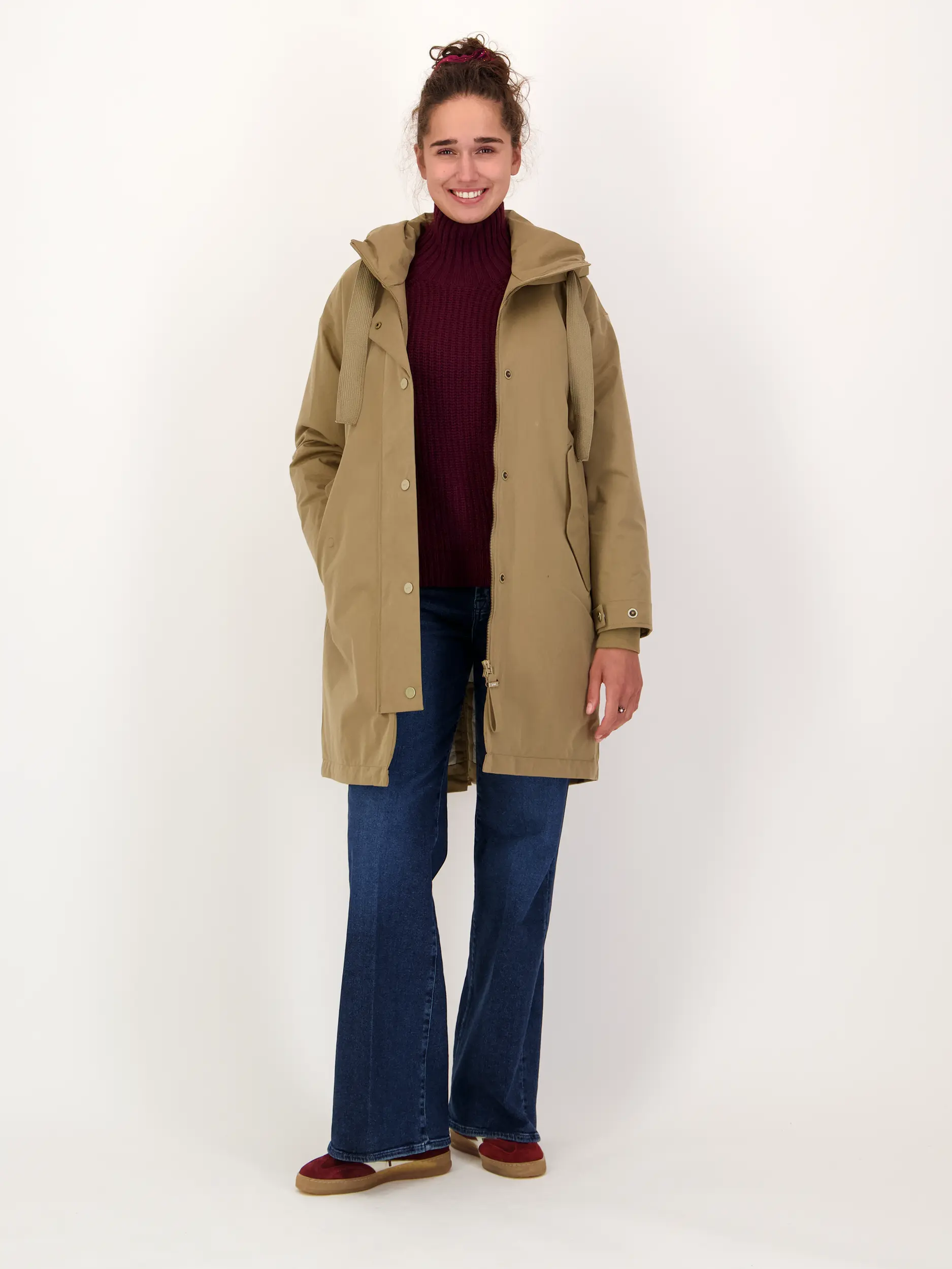 Pullover aus Wolle langarm - Artikel Teil eines Outfits getragen von einem Modell - Farbe: Rot