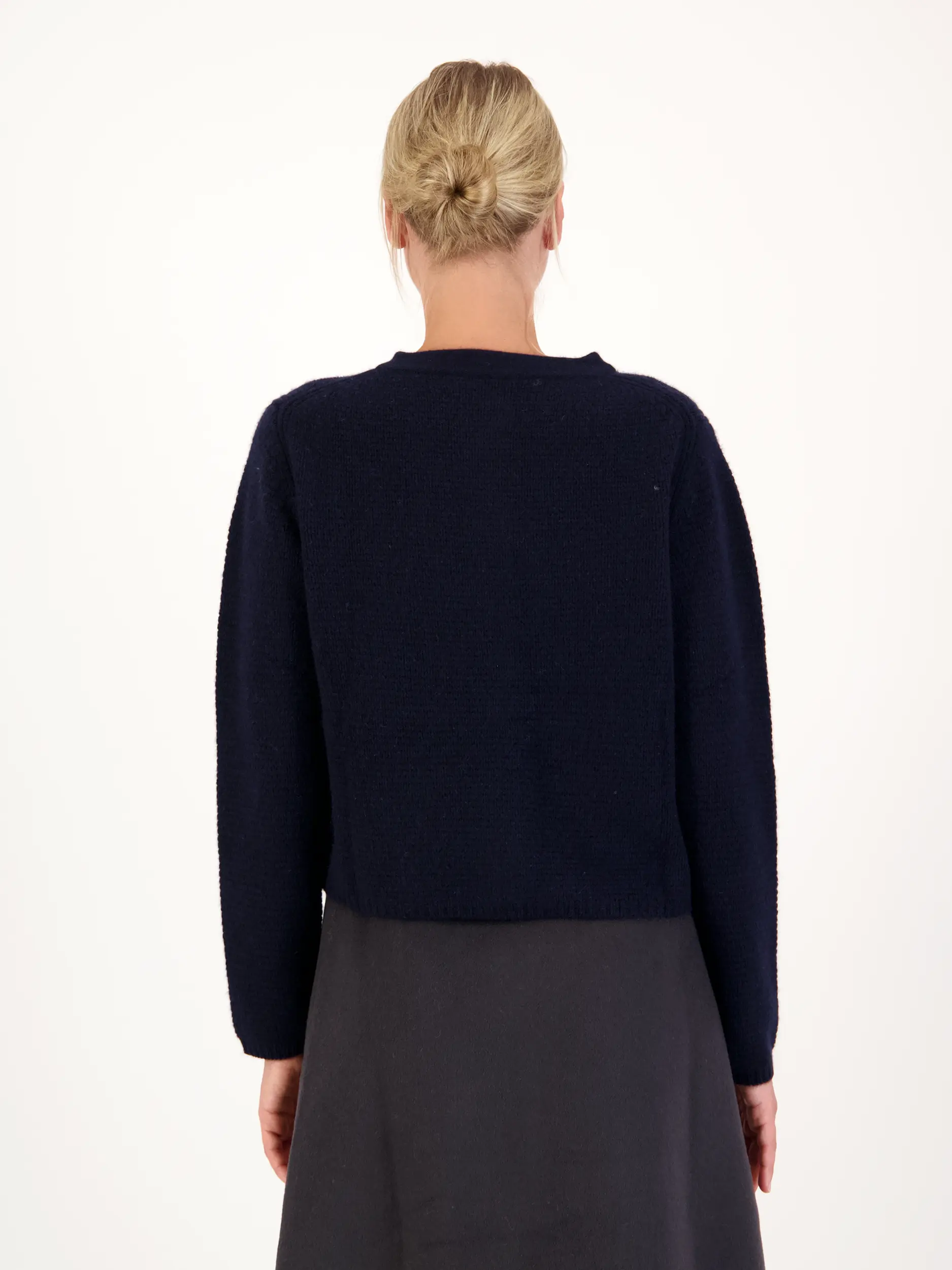 Strickjacke aus Kaschmir - Artikel Rückseite getragen von einem Modell - Farbe: Blau
