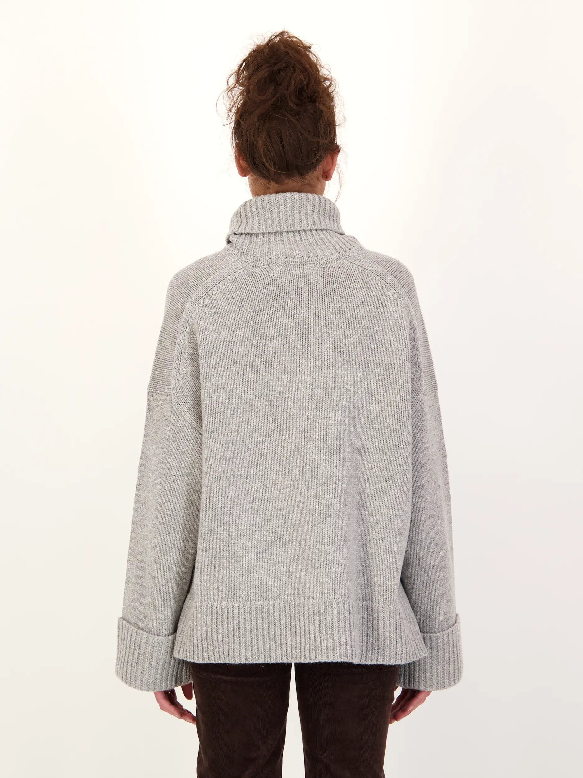 Rollkragenpullover 'Sakeiku' aus Wolle langarm - Artikel Rückseite getragen von einem Modell - Farbe: Grau
