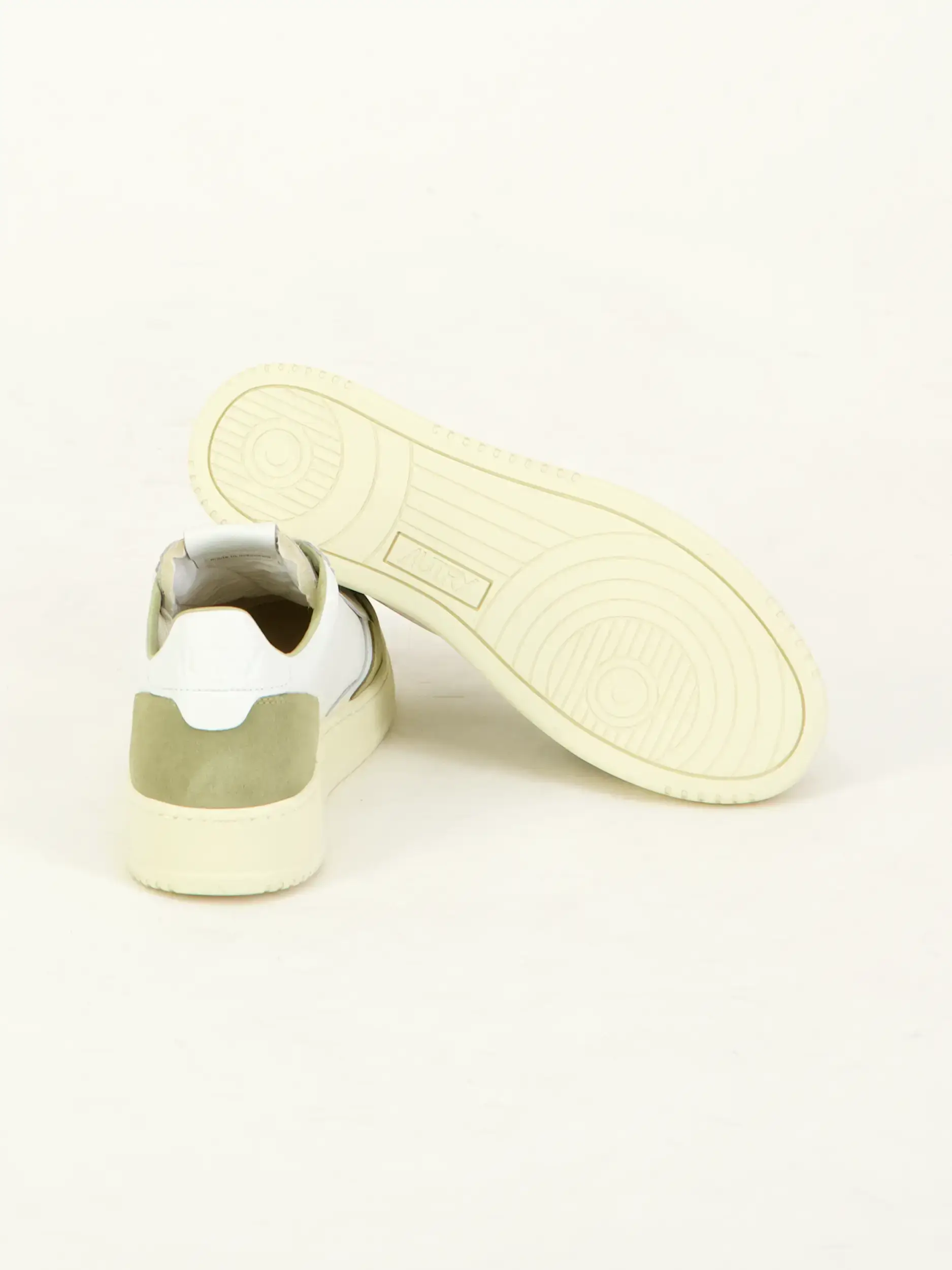 Sneaker 'Medalist' aus Leder - Artikel Rückseite getragen von einem Modell - Farbe: Grün