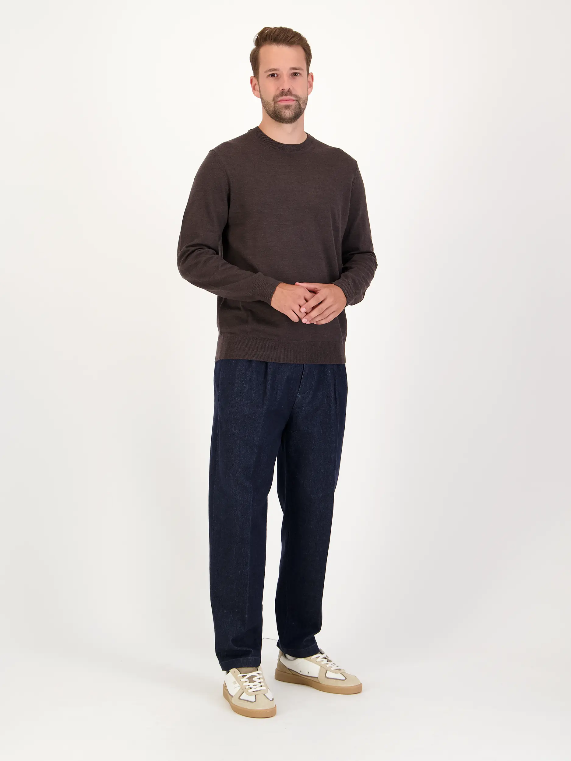 Pullover 'Ted' - Artikel Teil eines Outfits getragen von einem Modell - Farbe: Braun