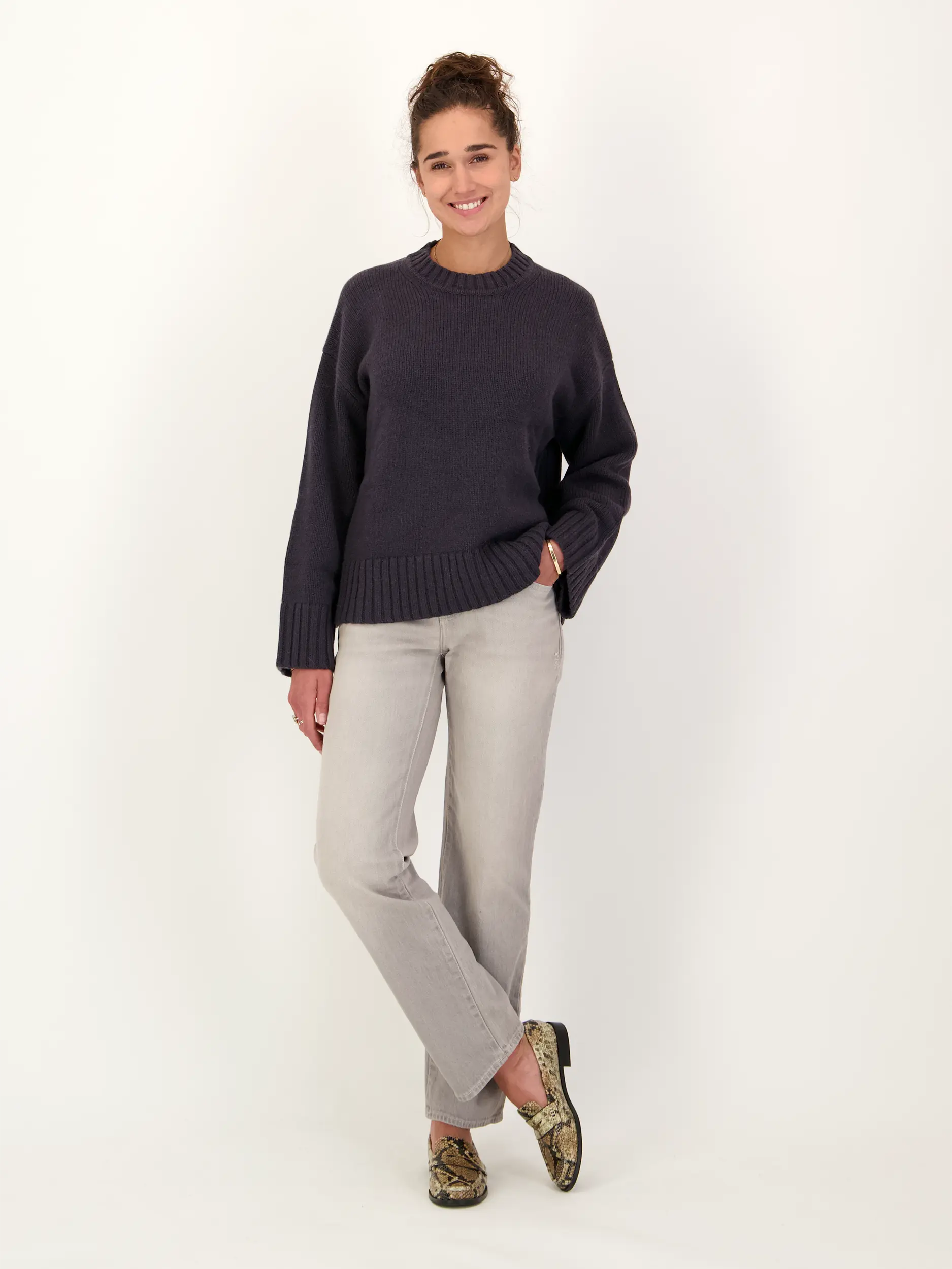 Pullover 'Sakeiku' aus Wolle langarm  - Artikel Teil eines Outfits getragen von einem Modell - Farbe: Blau