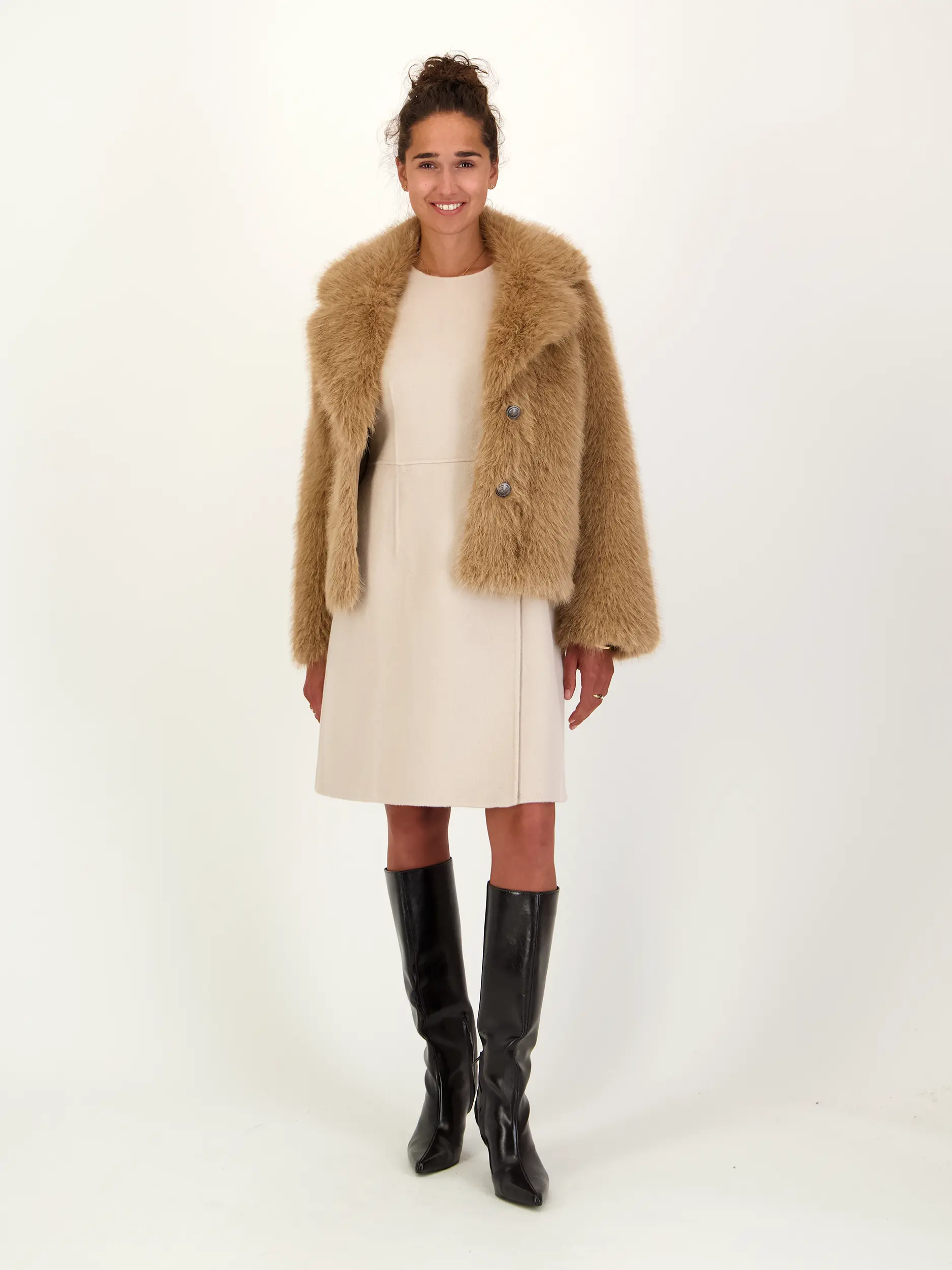 Midi Wollkleid 'Gila' ärmellos - Artikel Teil eines Outfits getragen von einem Modell - Farbe: Beige