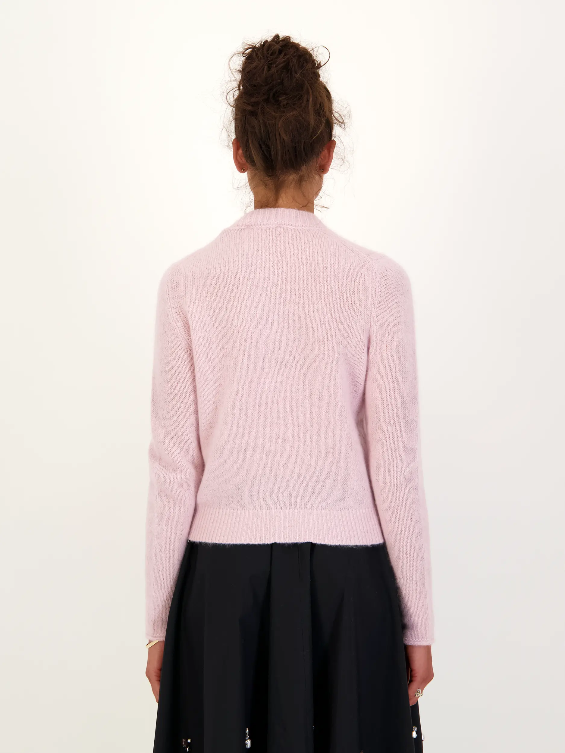 Strickjacke 'Luxury Love' aus Kaschmir - Artikel Rückseite getragen von einem Modell - Farbe: Rosa&Pink
