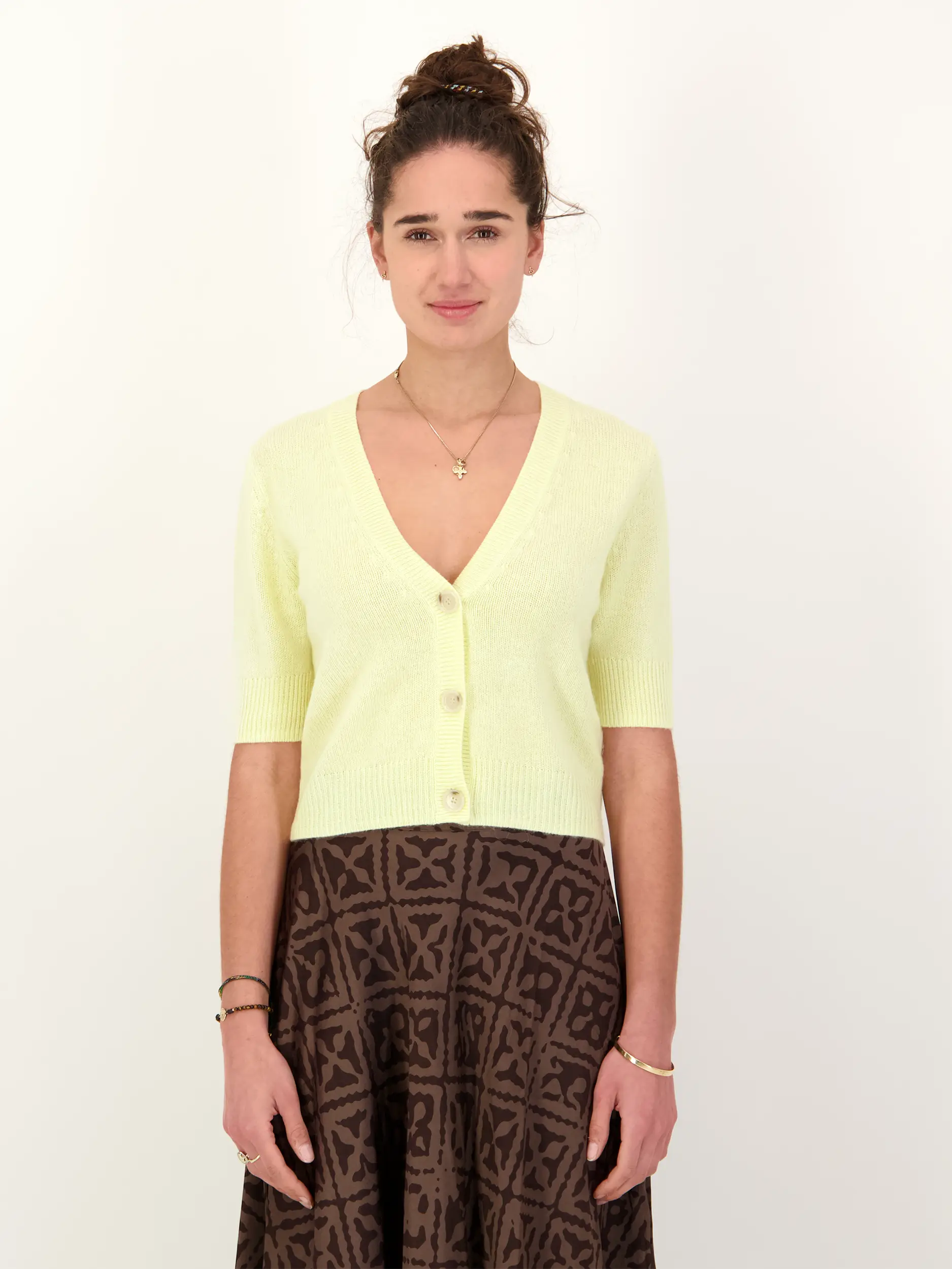 Strickjacke aus Kaschmir kurzarm - Artikel Vorderseite getragen von einem Modell - Farbe: Gelb