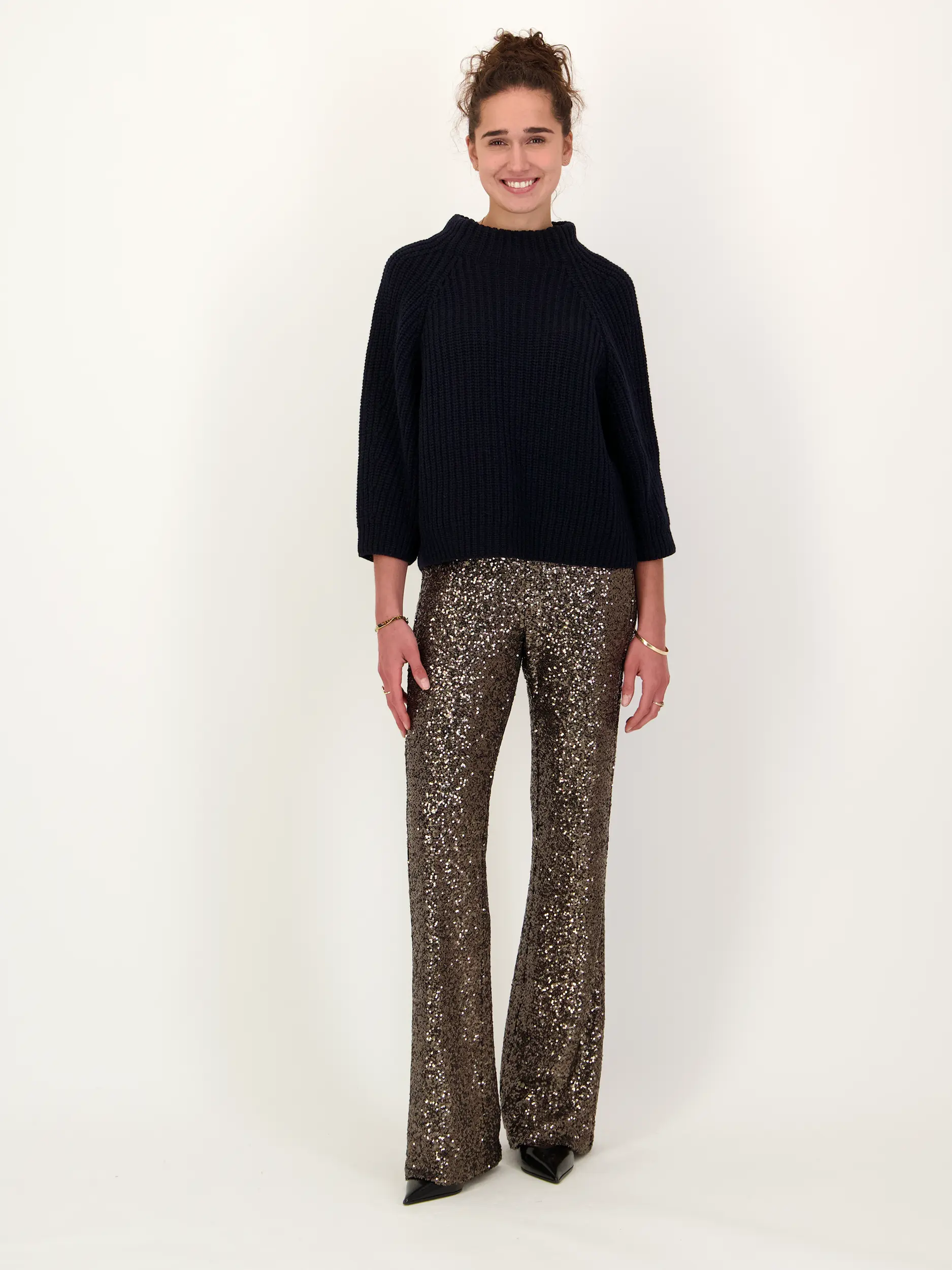 Pullover 'Fallou' aus Kaschmir langarm - Artikel Teil eines Outfits getragen von einem Modell - Farbe: Blau