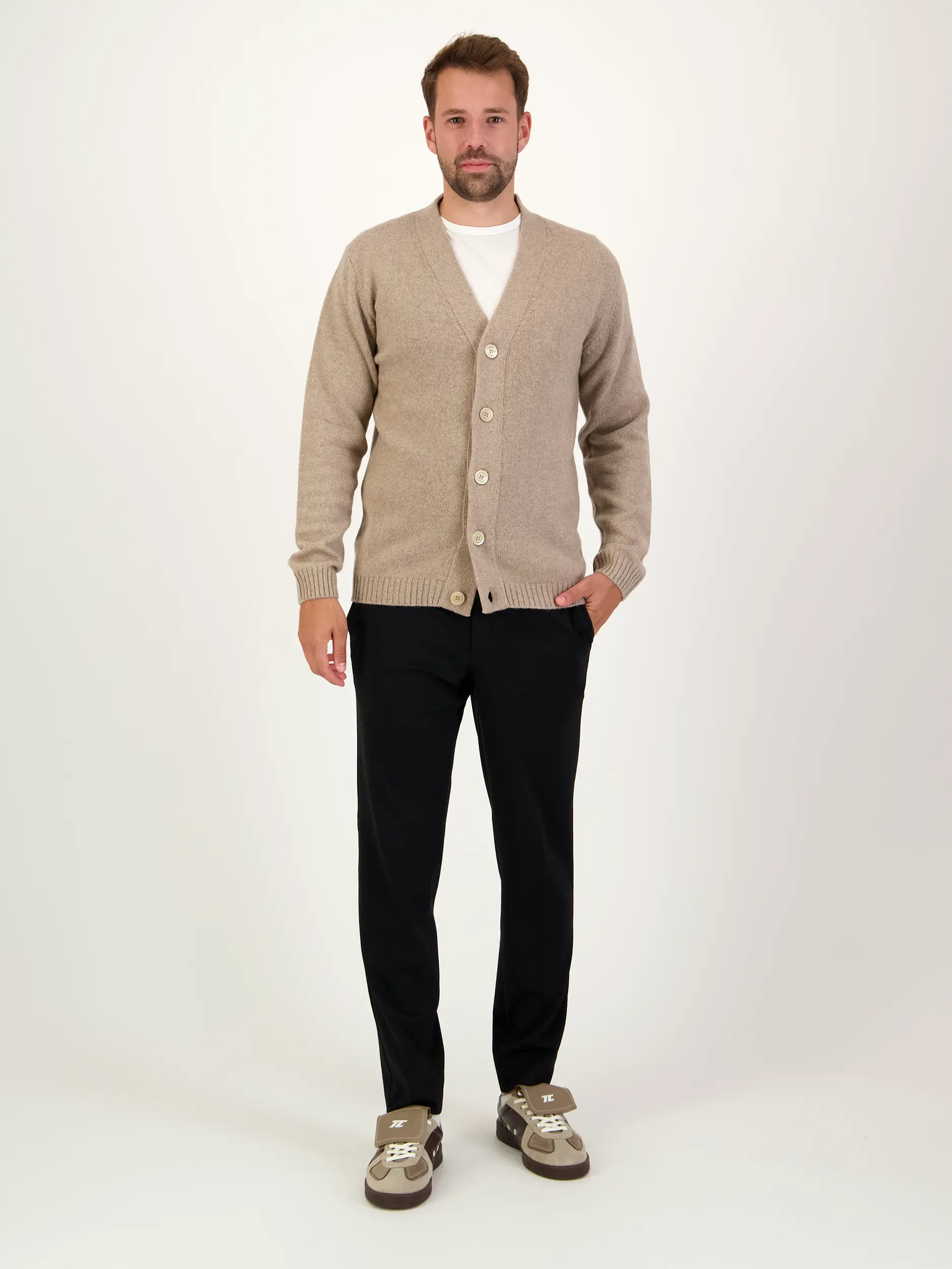 Strickjacke - Artikel Teil eines Outfits getragen von einem Modell - Farbe: Beige