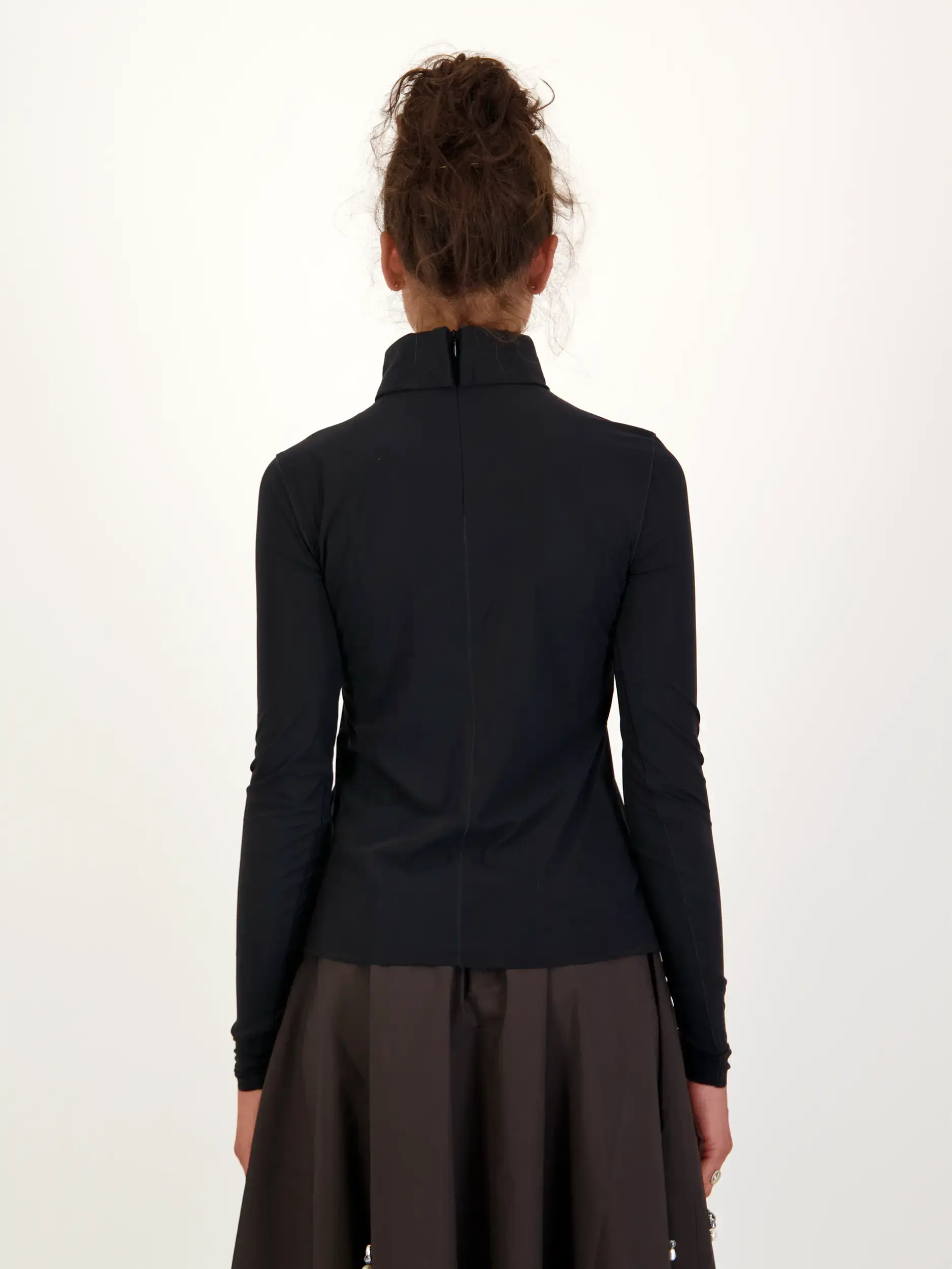Langarmshirt  'Perfect Match' mit Rollkragen - Artikel Rückseite getragen von einem Modell - Farbe: Schwarz