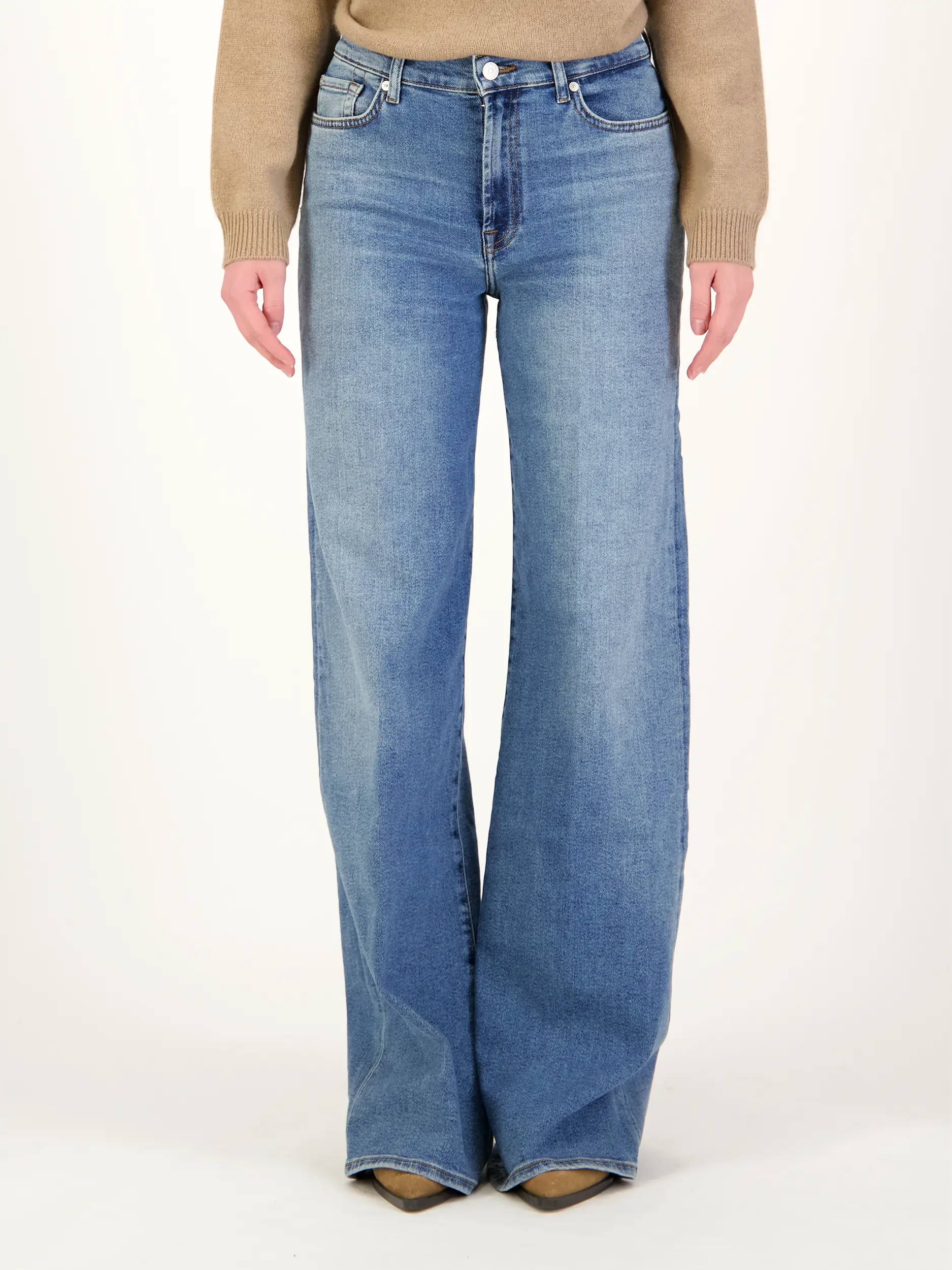High Rise Wide Leg Jeans 'Lotta' - Artikel Vorderseite getragen von einem Modell - Farbe: Blau