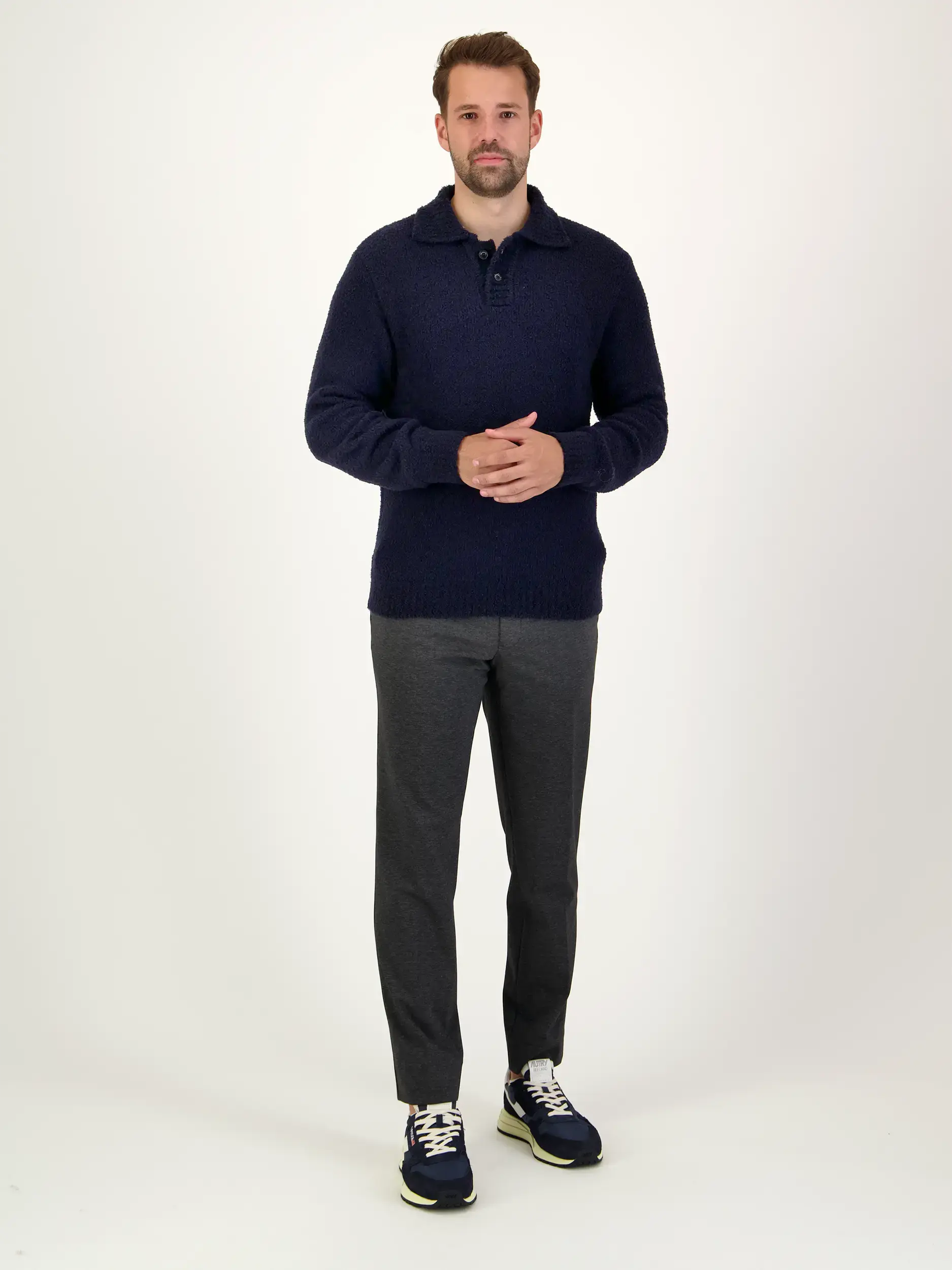 Pullover aus Merinowoll-Mix langarm - Artikel Teil eines Outfits getragen von einem Modell - Farbe: Blau