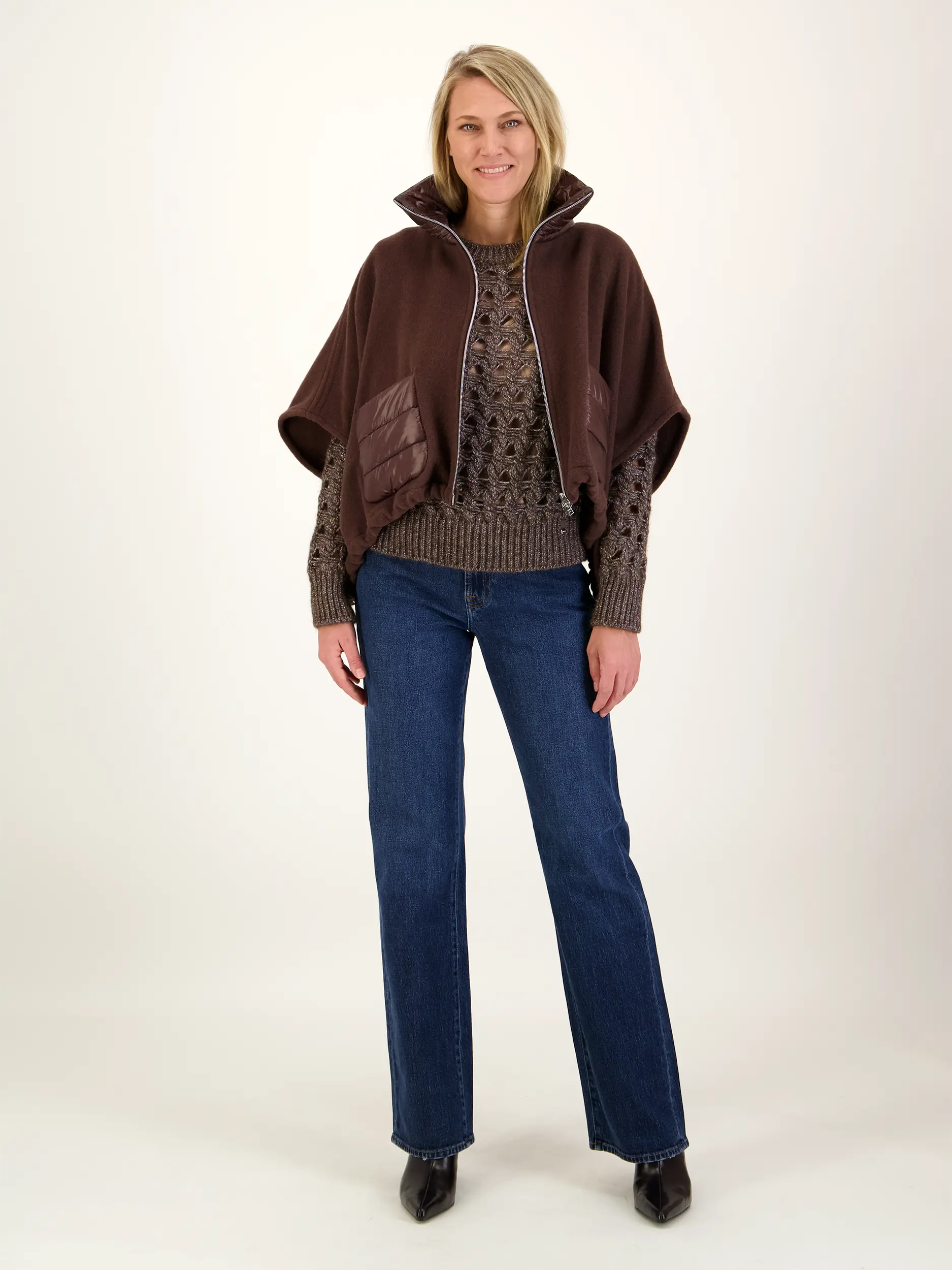 Wolljacke kurzarm - Artikel Teil eines Outfits getragen von einem Modell