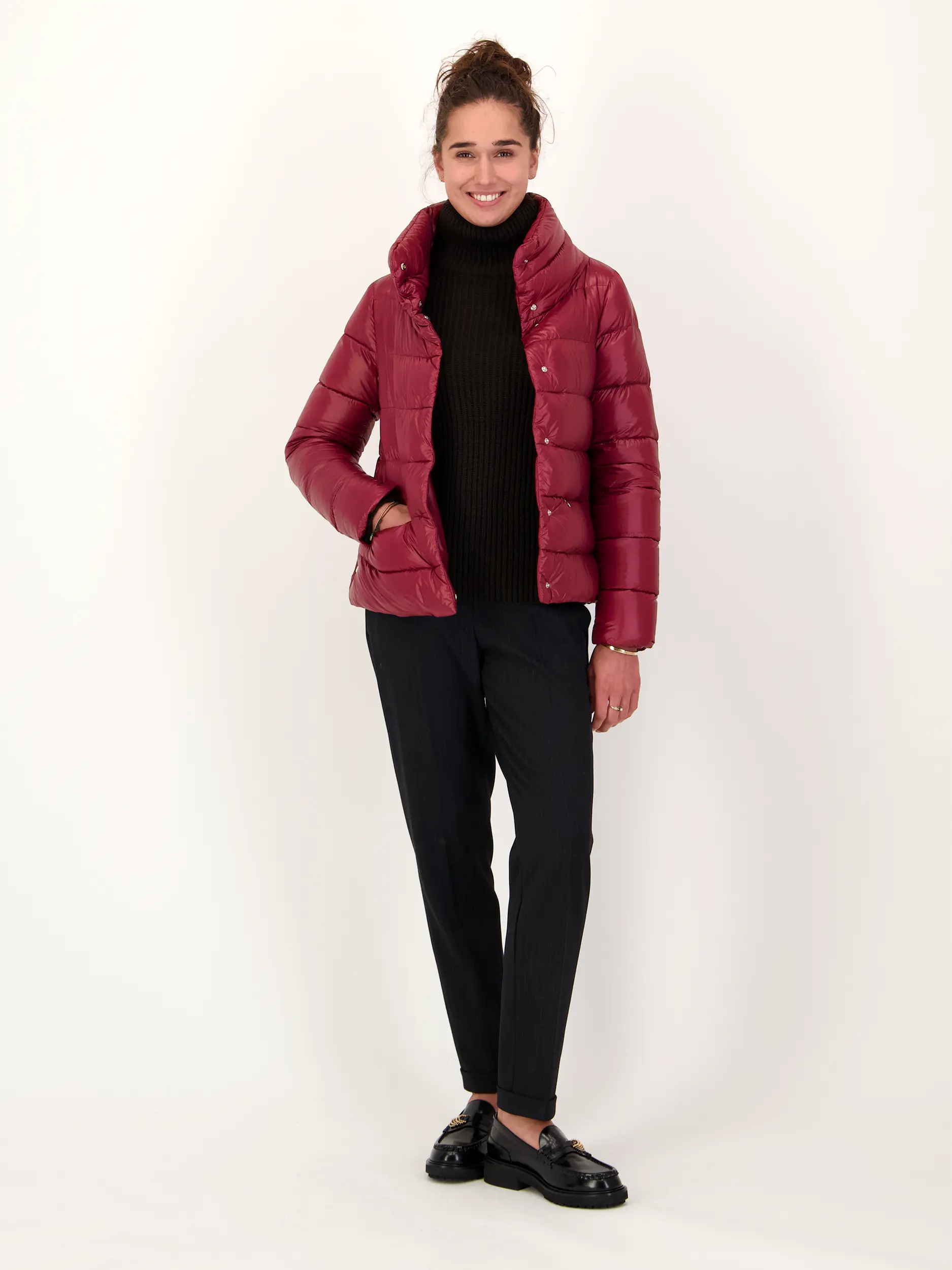 Daunenjacke - Artikel Teil eines Outfits getragen von einem Modell - Farbe: Rot Daunenjacke - Artikel Teil eines Outfits getragen von einem Modell - Farbe: Rot
