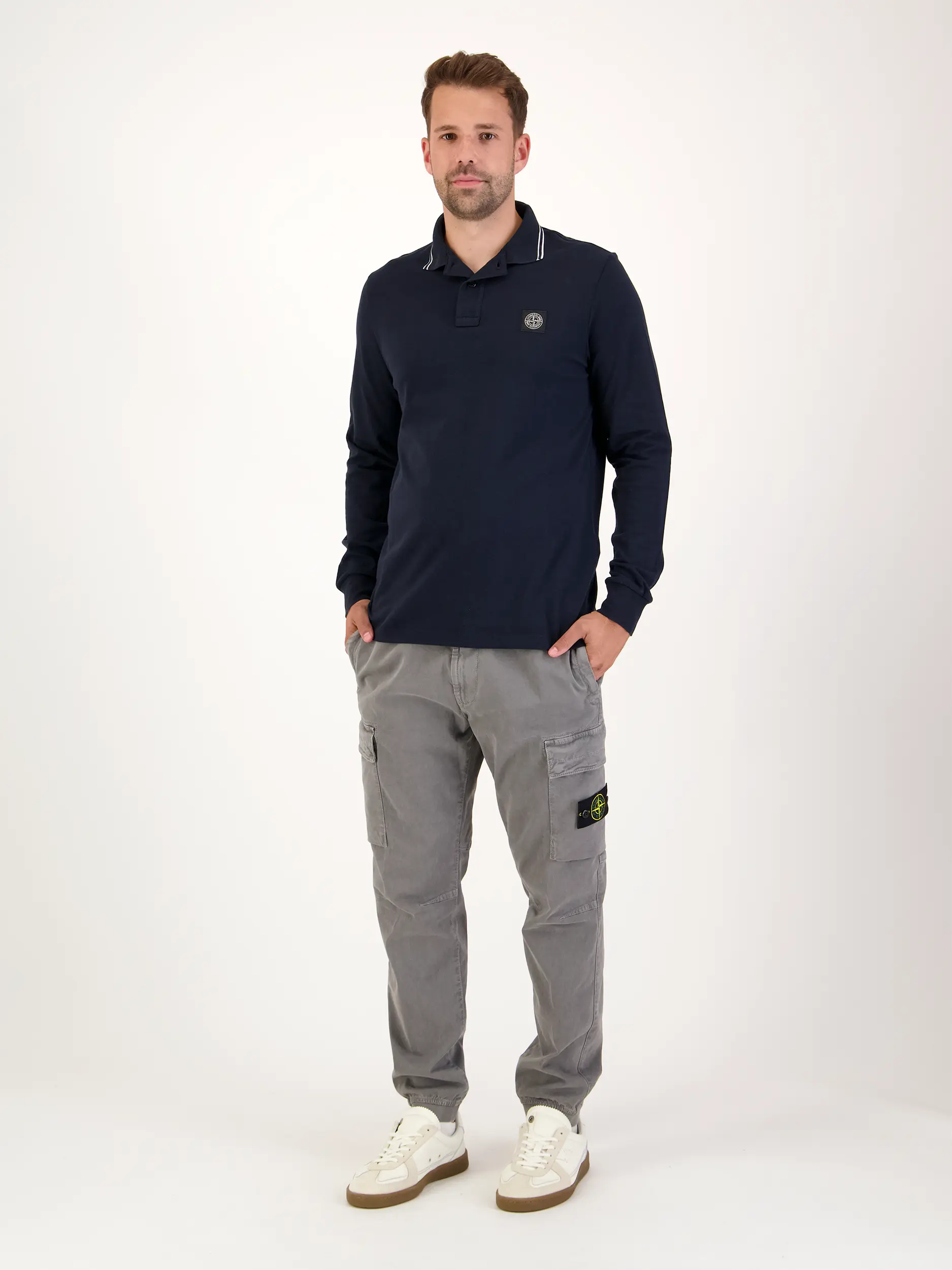 Poloshirt langarm - Artikel Teil eines Outfits getragen von einem Modell - Farbe: Blau