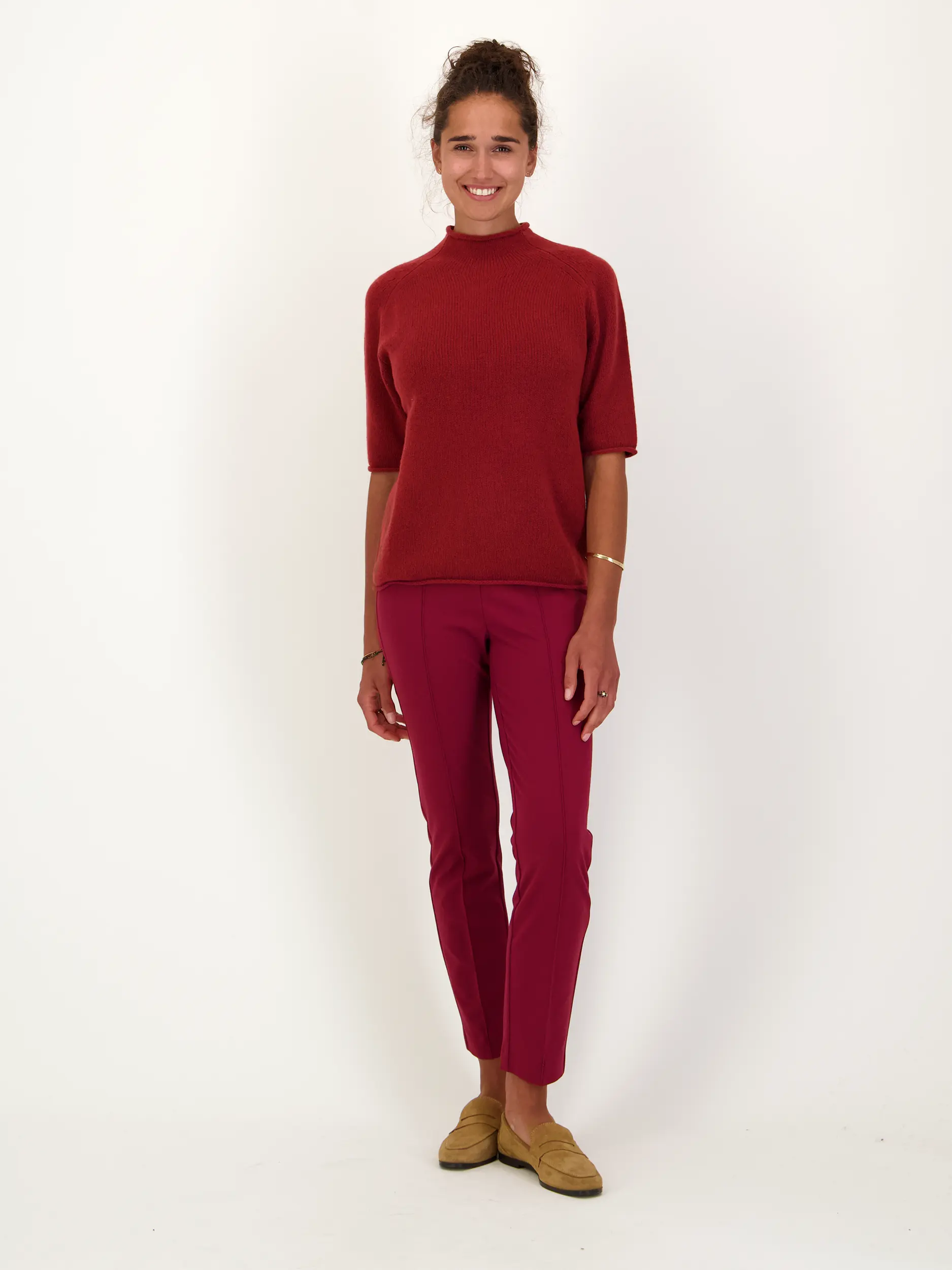 Pullover aus Wolle 3/4-Arm - Artikel Teil eines Outfits getragen von einem Modell - Farbe: Rot