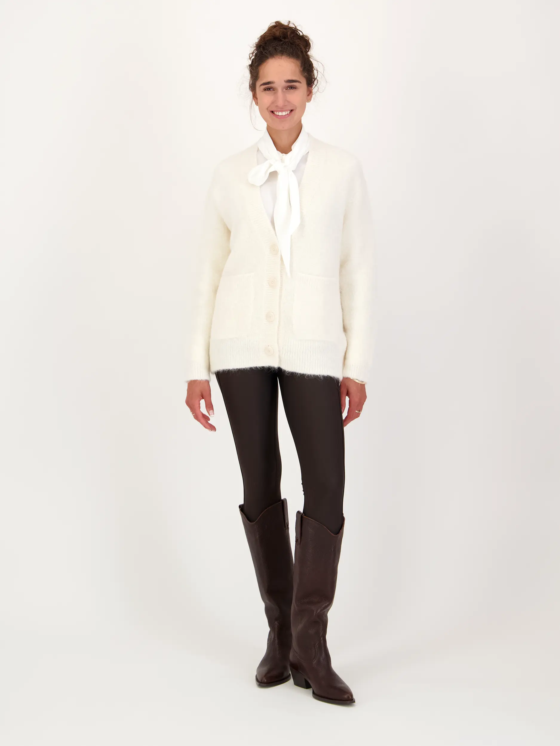 Schluppenbluse 'Soft Vibes' aus Seiden-Mix langarm - Artikel Teil eines Outfits getragen von einem Modell - Farbe: Creme