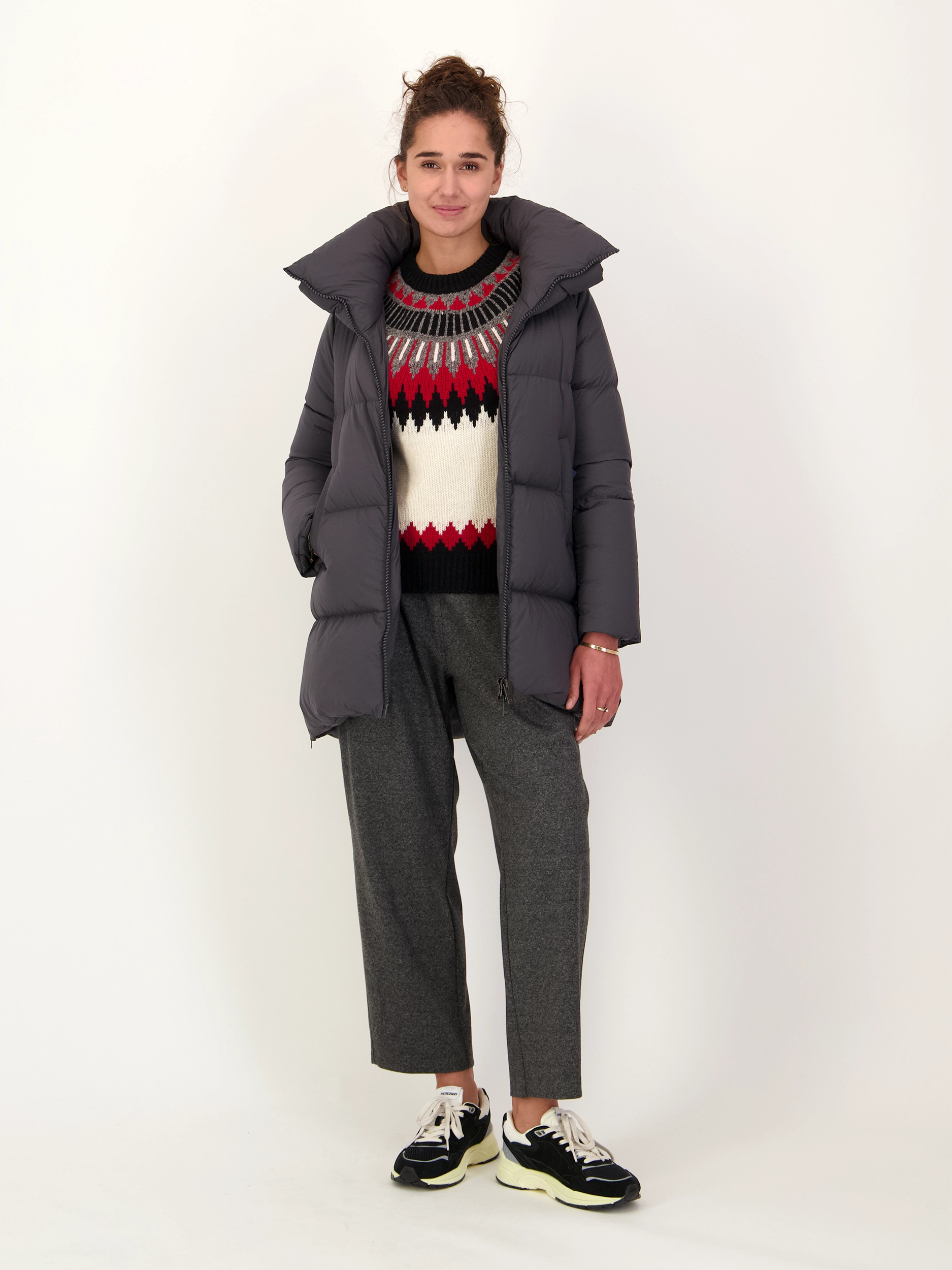 Daunenjacke - Artikel Teil eines Outfits getragen von einem Modell - Farbe: Grau Daunenjacke - Artikel Teil eines Outfits getragen von einem Modell - Farbe: Grau