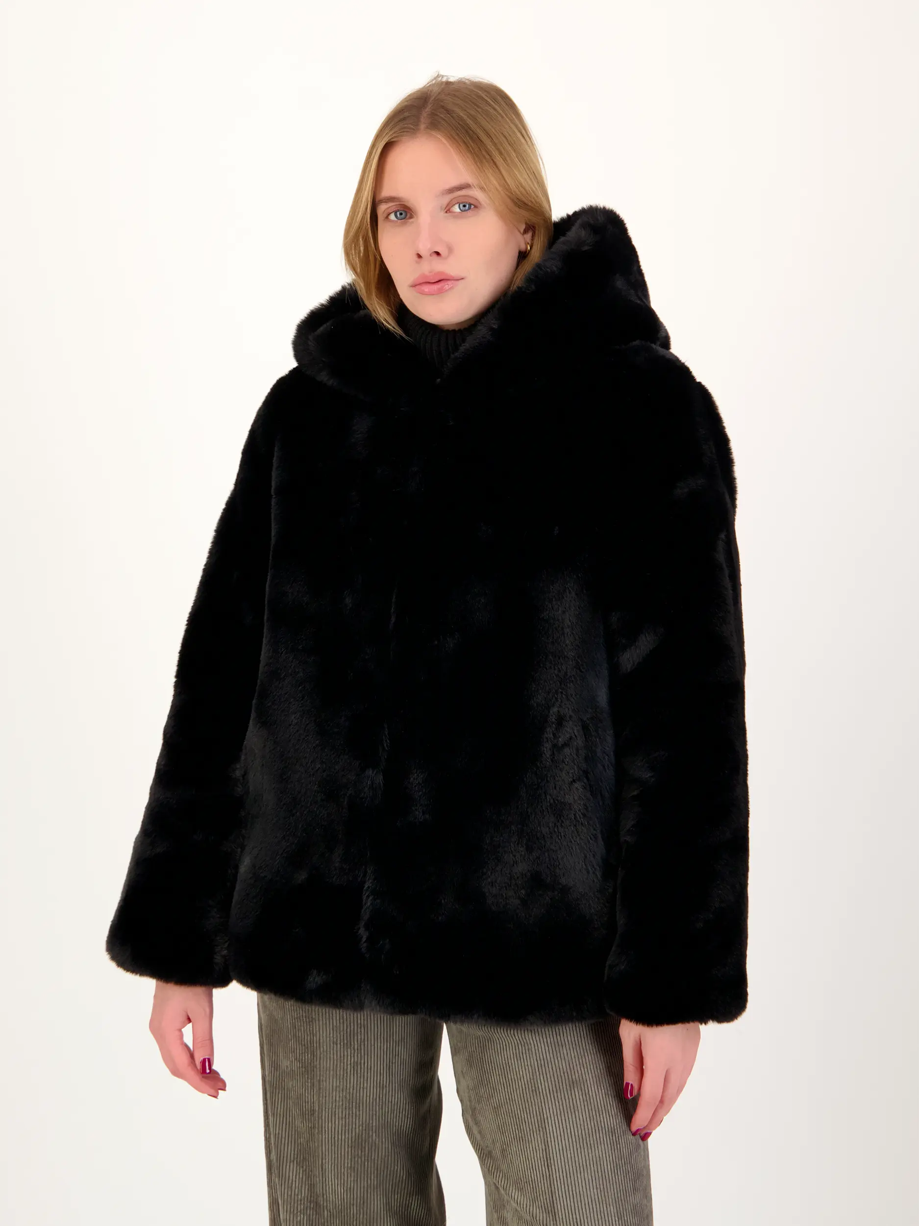 Jacke 'Katin' - Artikel Vorderseite getragen von einem Modell - Farbe: Schwarz