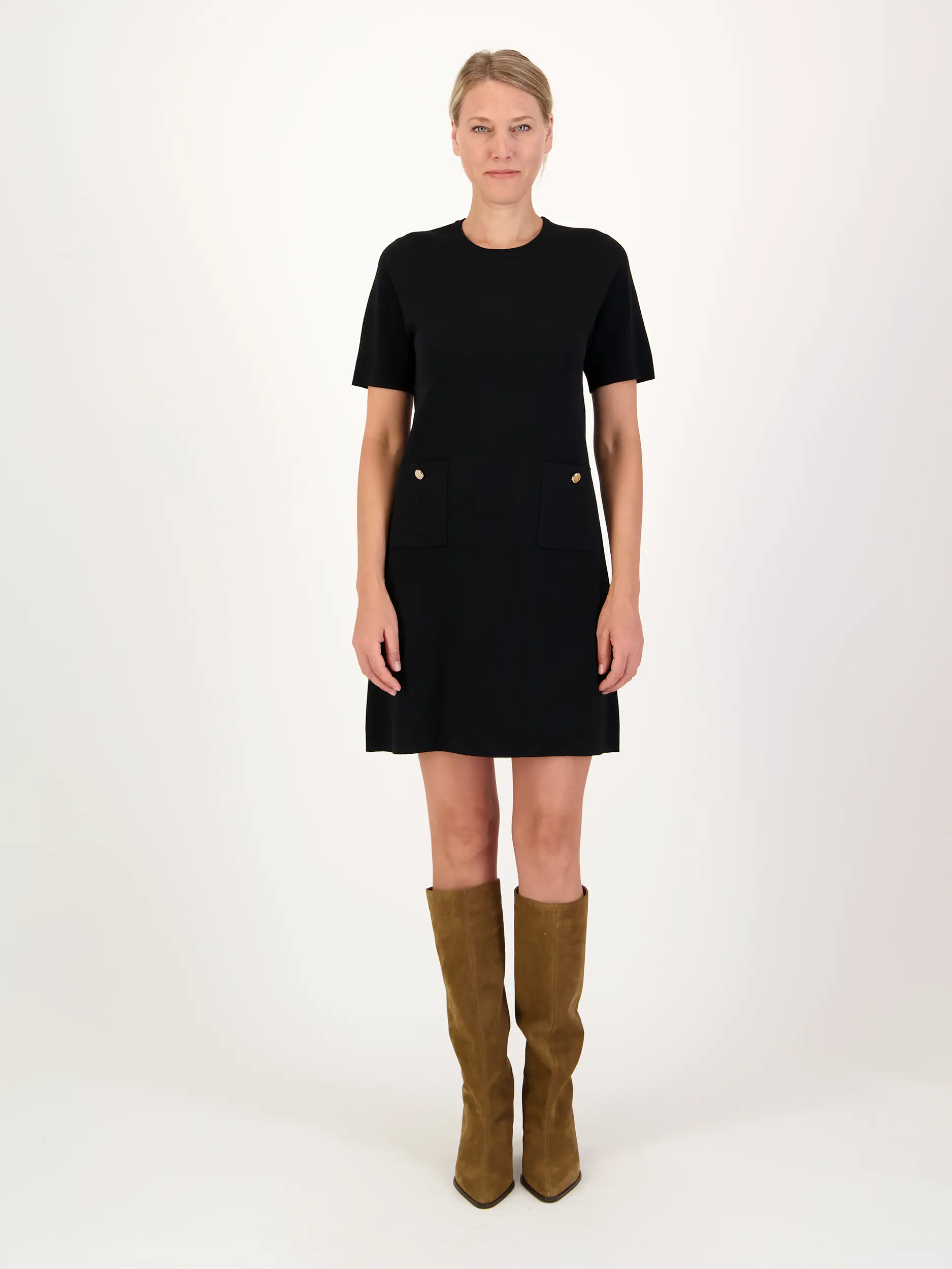 Mini Wollkleid kurzarm - Artikel Vorderseite getragen von einem Modell - Farbe: Schwarz