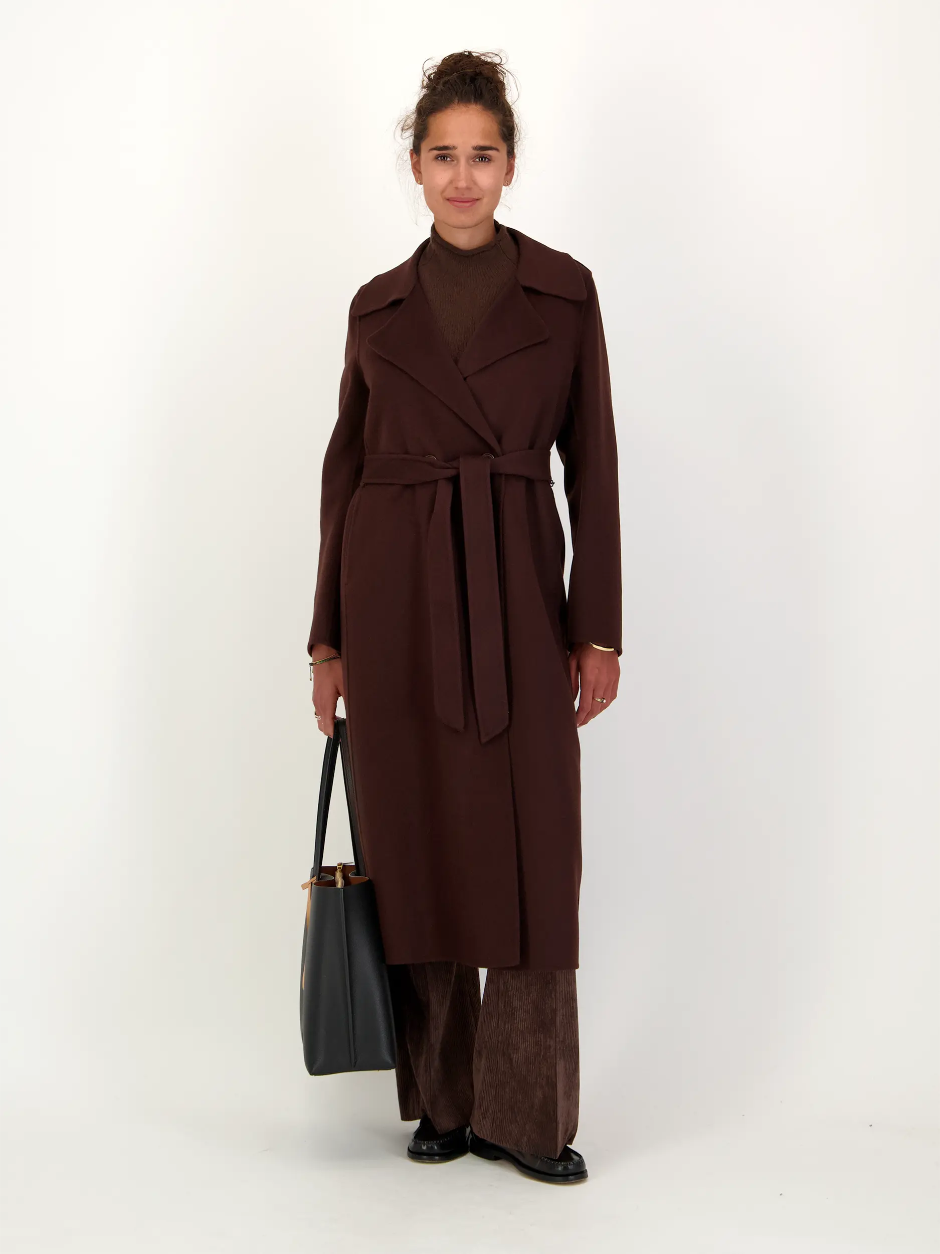 Wollmantel - Artikel Teil eines Outfits getragen von einem Modell - Farbe: Braun