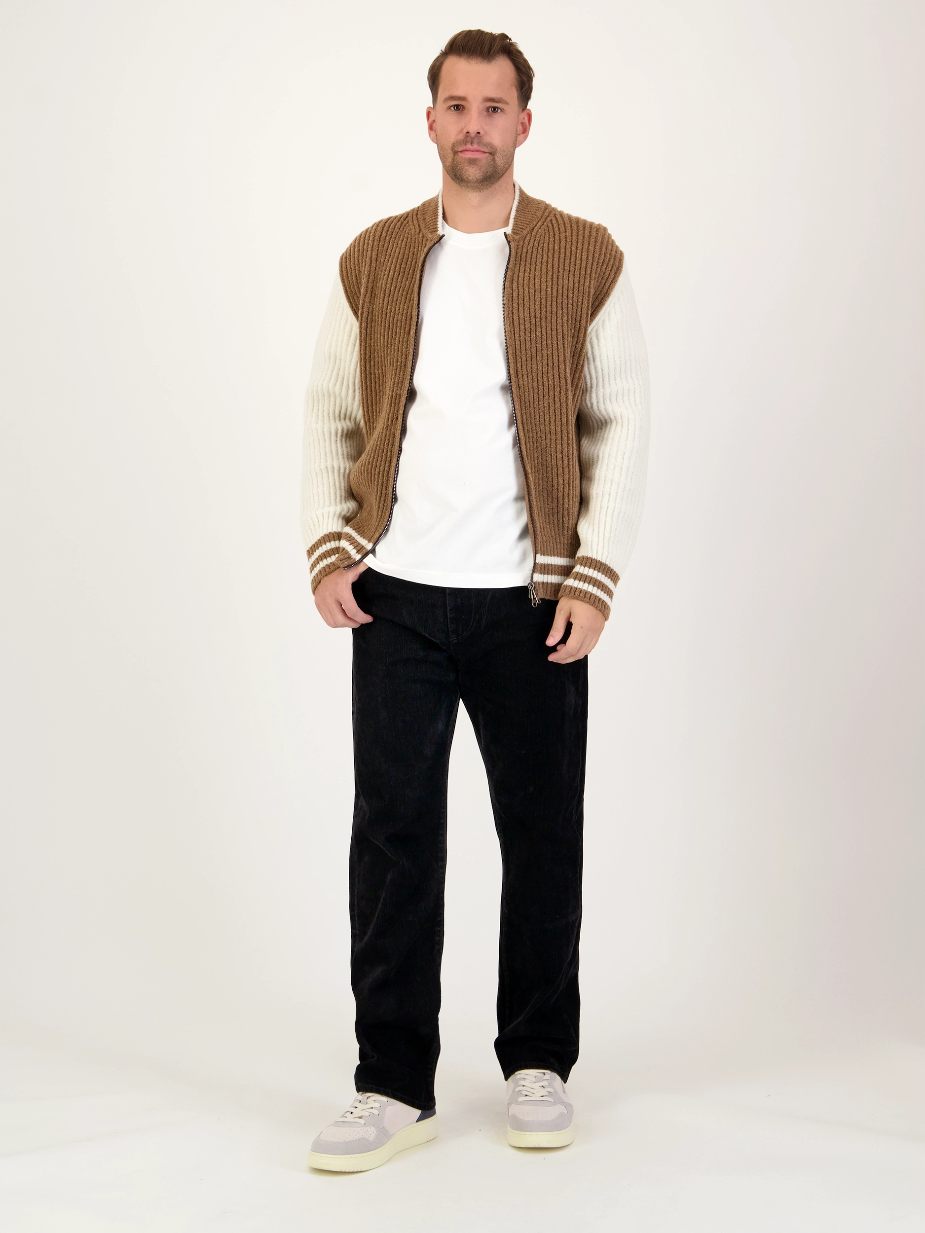 Mid Rise Straight Leg Jeans - Artikel Teil eines Outfits getragen von einem Modell - Farbe: Schwarz