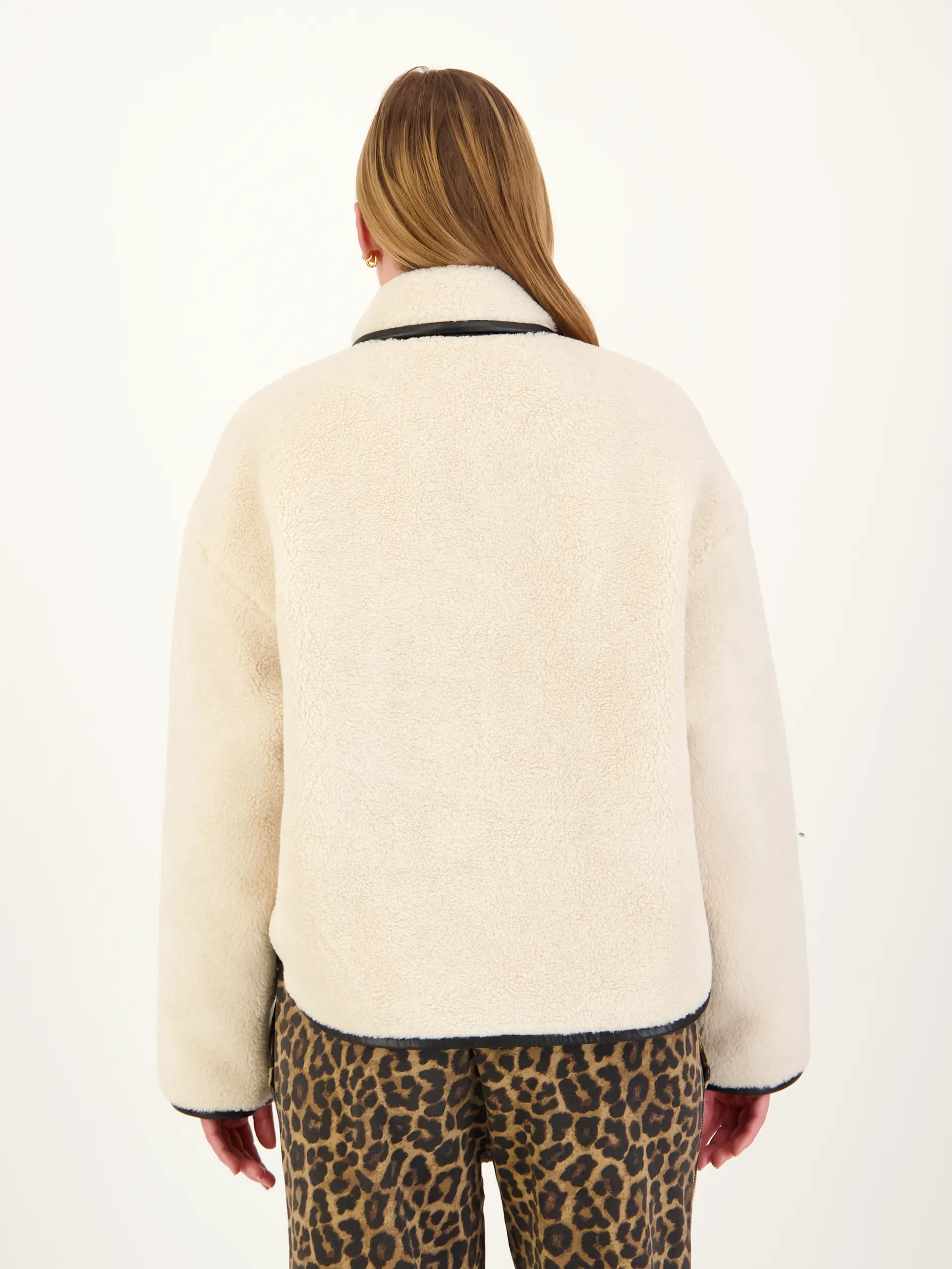 Teddyfelljacke 'Camden' - Artikel Rückseite getragen von einem Modell - Farbe: Creme Teddyfelljacke 'Camden' - Artikel Rückseite getragen von einem Modell - Farbe: Creme