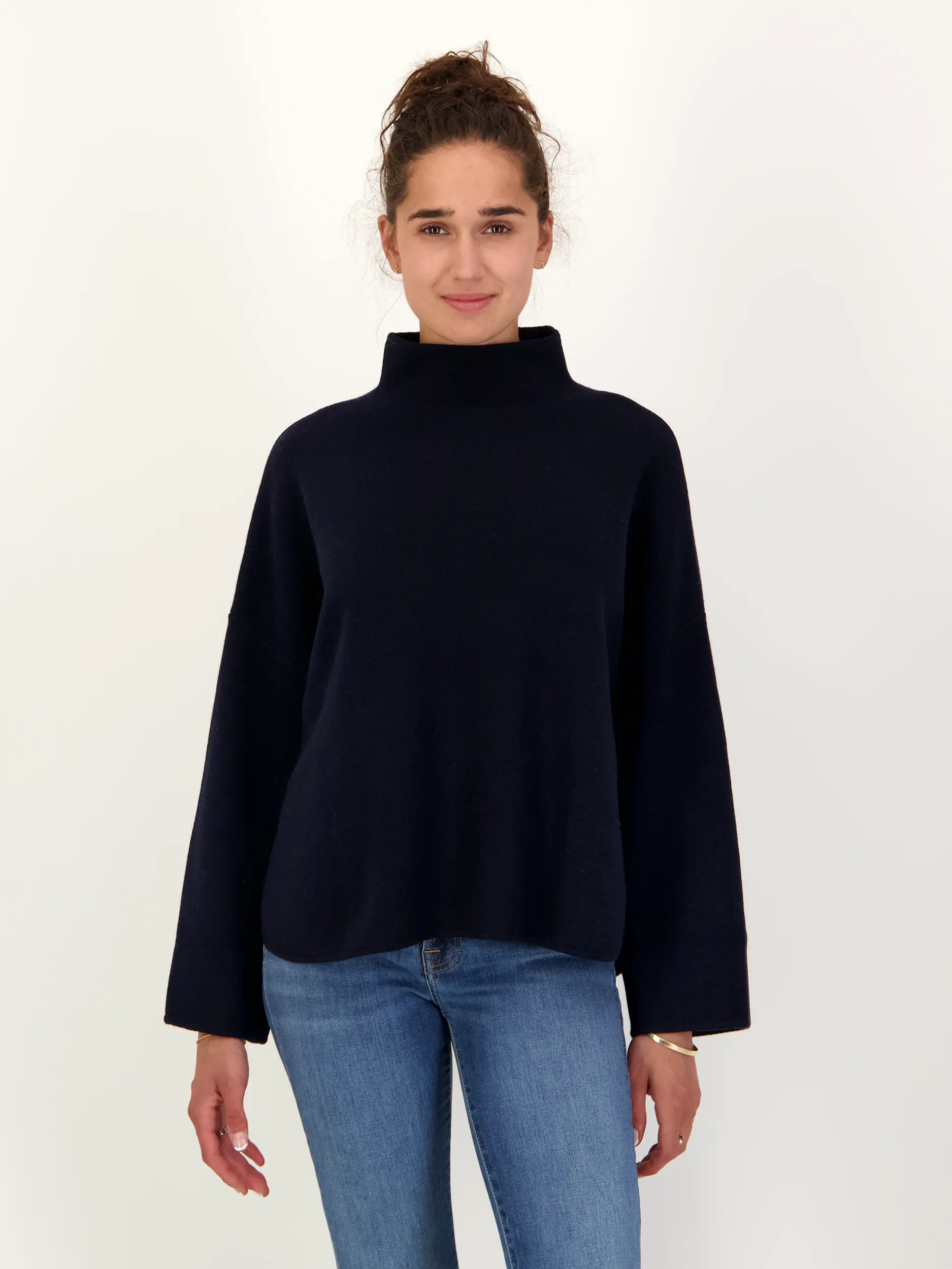 Pullover aus Wolle langarm - Artikel Vorderseite getragen von einem Modell - Farbe: Blau