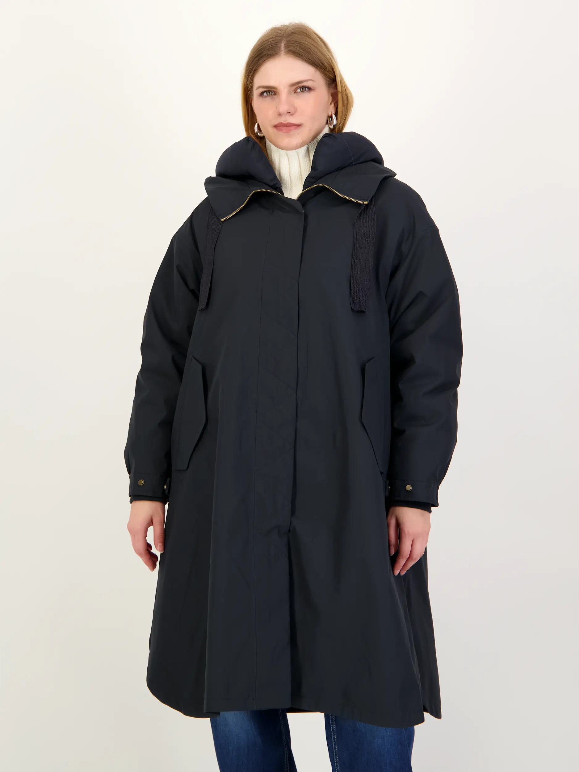 Mantel 'Akira' - Artikel Vorderseite getragen von einem Modell - Farbe: Blau