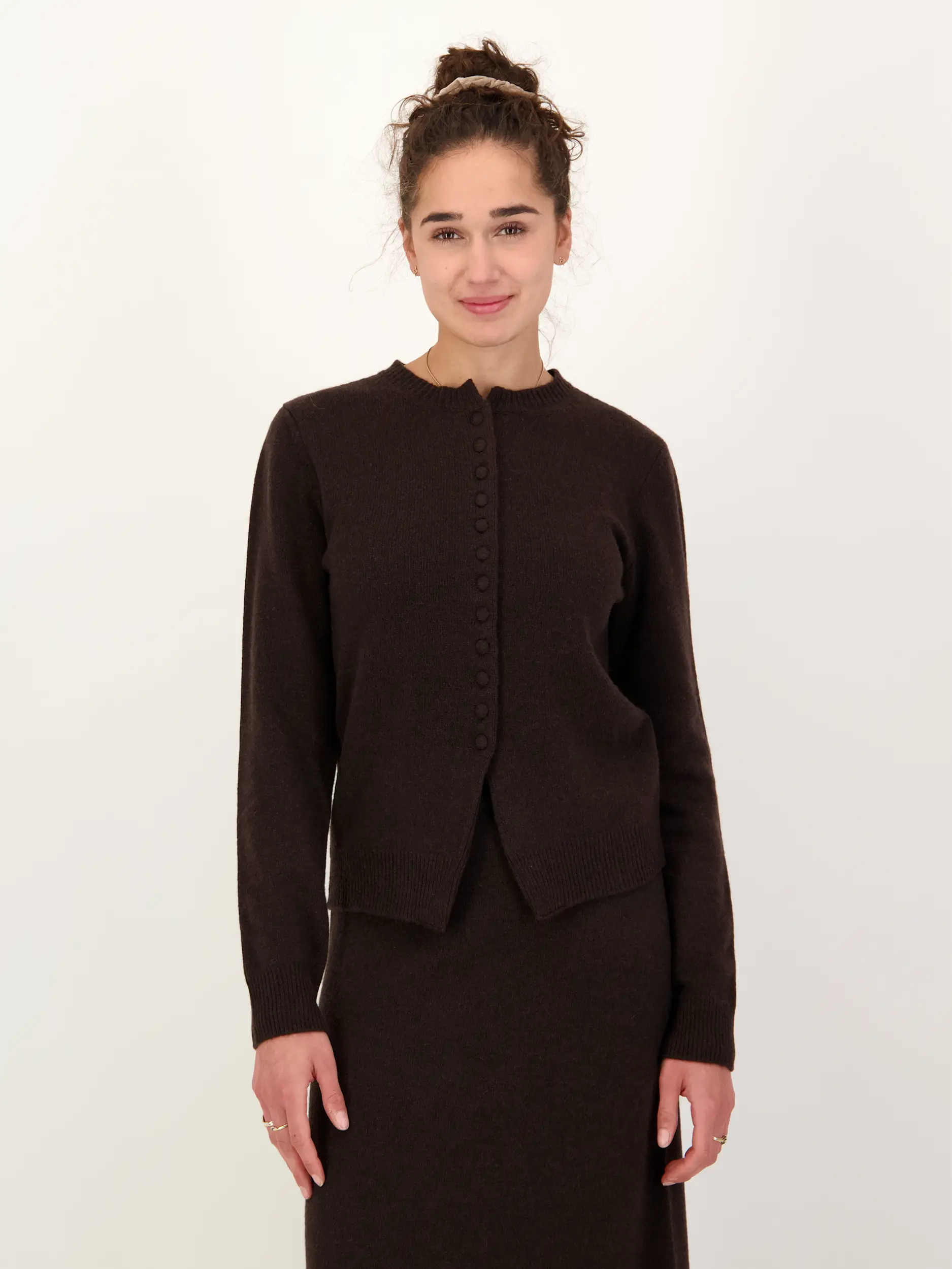 Strickjacke PW 'Celina' aus Kaschmir-Mix langarm - Artikel Vorderseite getragen von einem Modell - Farbe: Braun