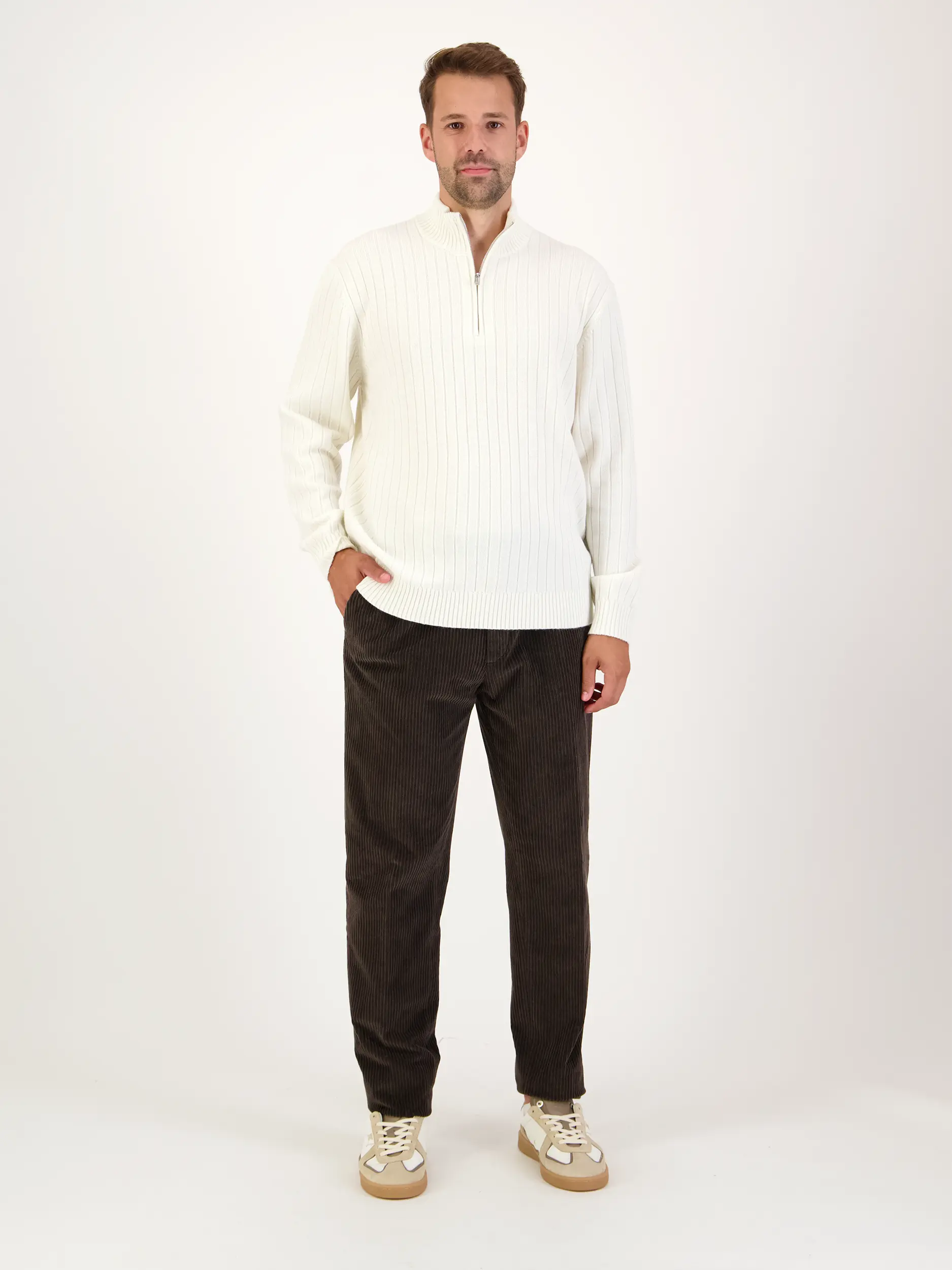 Pullover aus Woll-Mix langarm - Artikel Teil eines Outfits getragen von einem Modell - Farbe: Creme