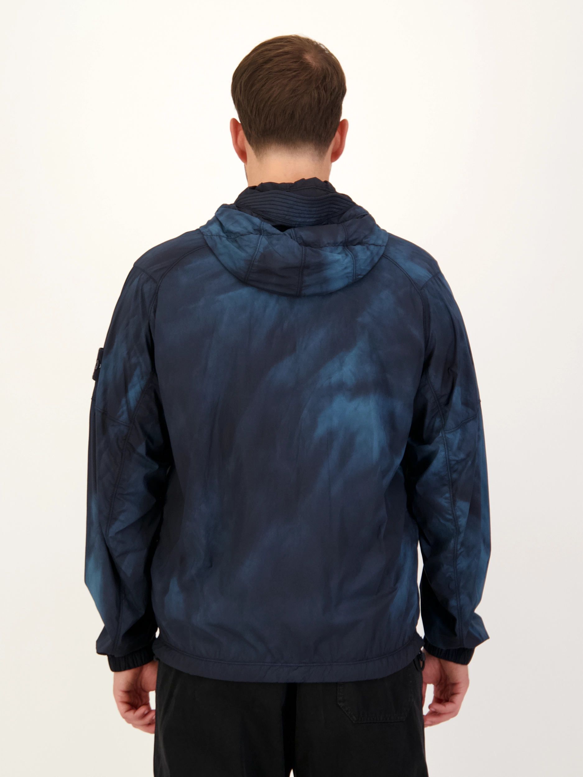 Wasserabweisende Jacke - Artikel Rückseite getragen von einem Modell - Farbe: Schwarz