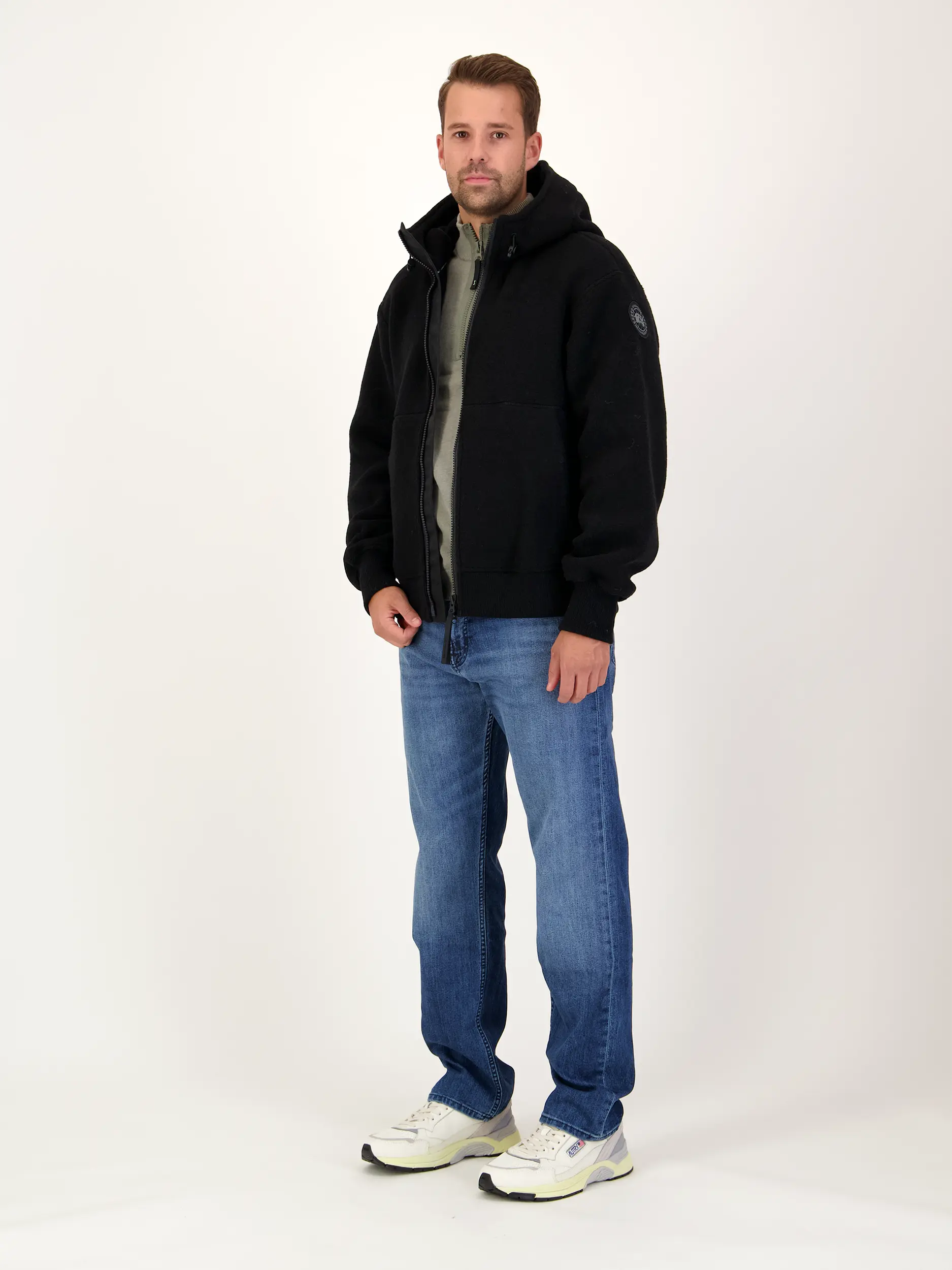 Sweatjacke 'Chilliwack' aus Fleece - Artikel Teil eines Outfits getragen von einem Modell - Farbe: Schwarz