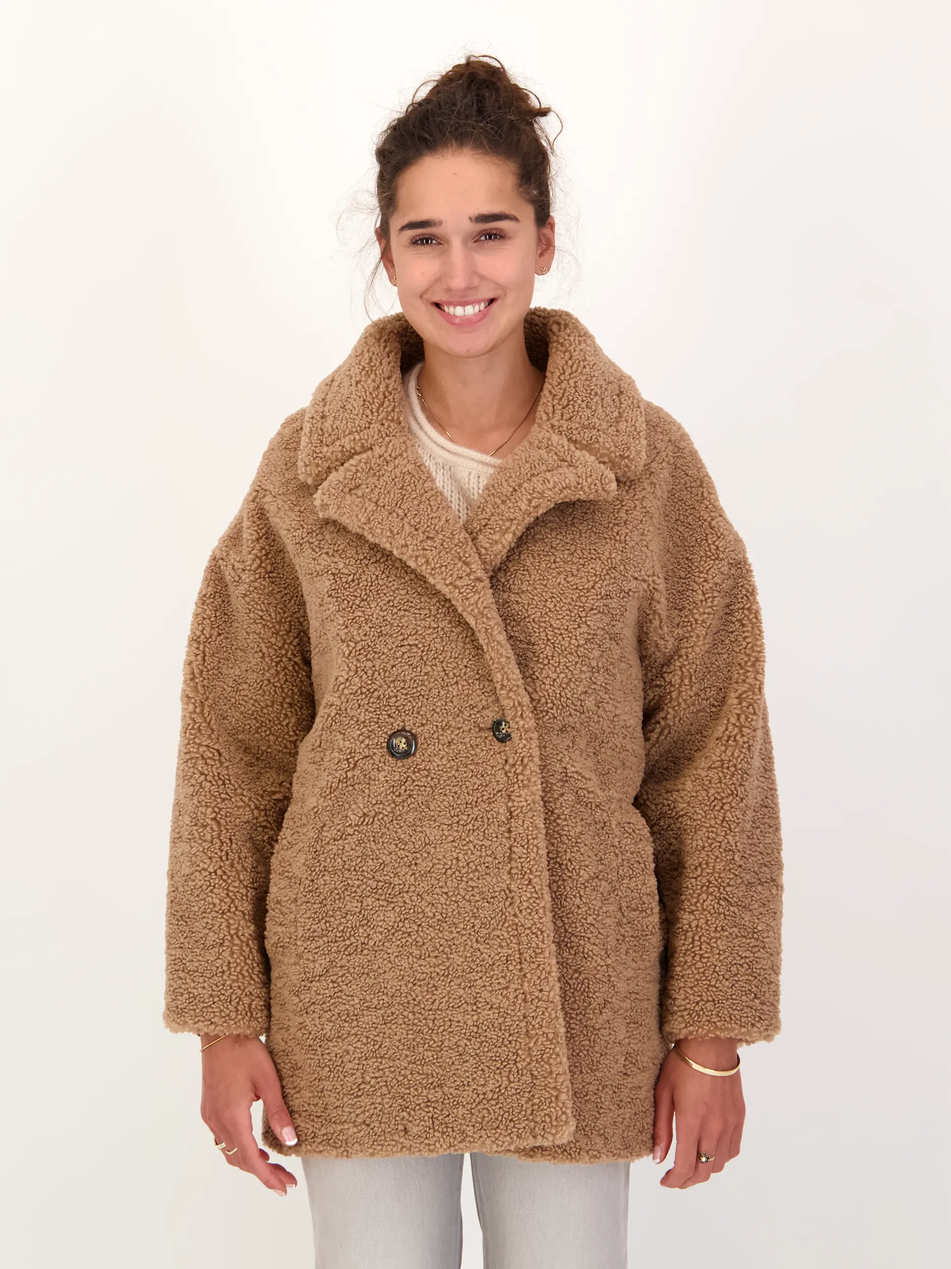Teddyjacke 'Yogi' - Artikel Vorderseite getragen von einem Modell - Farbe: Braun